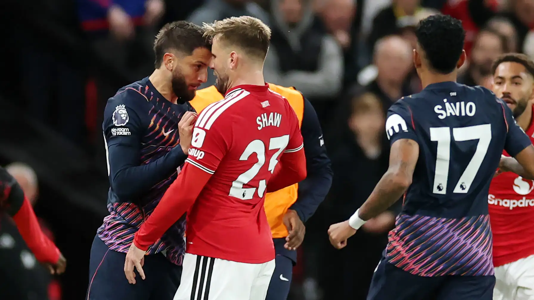 "Kegilaan, kebodohan, kurang disiplin!" Reaksi keras setelah kartu merah akibat sundulan kepala kepada bintang Tottenham di Old Trafford