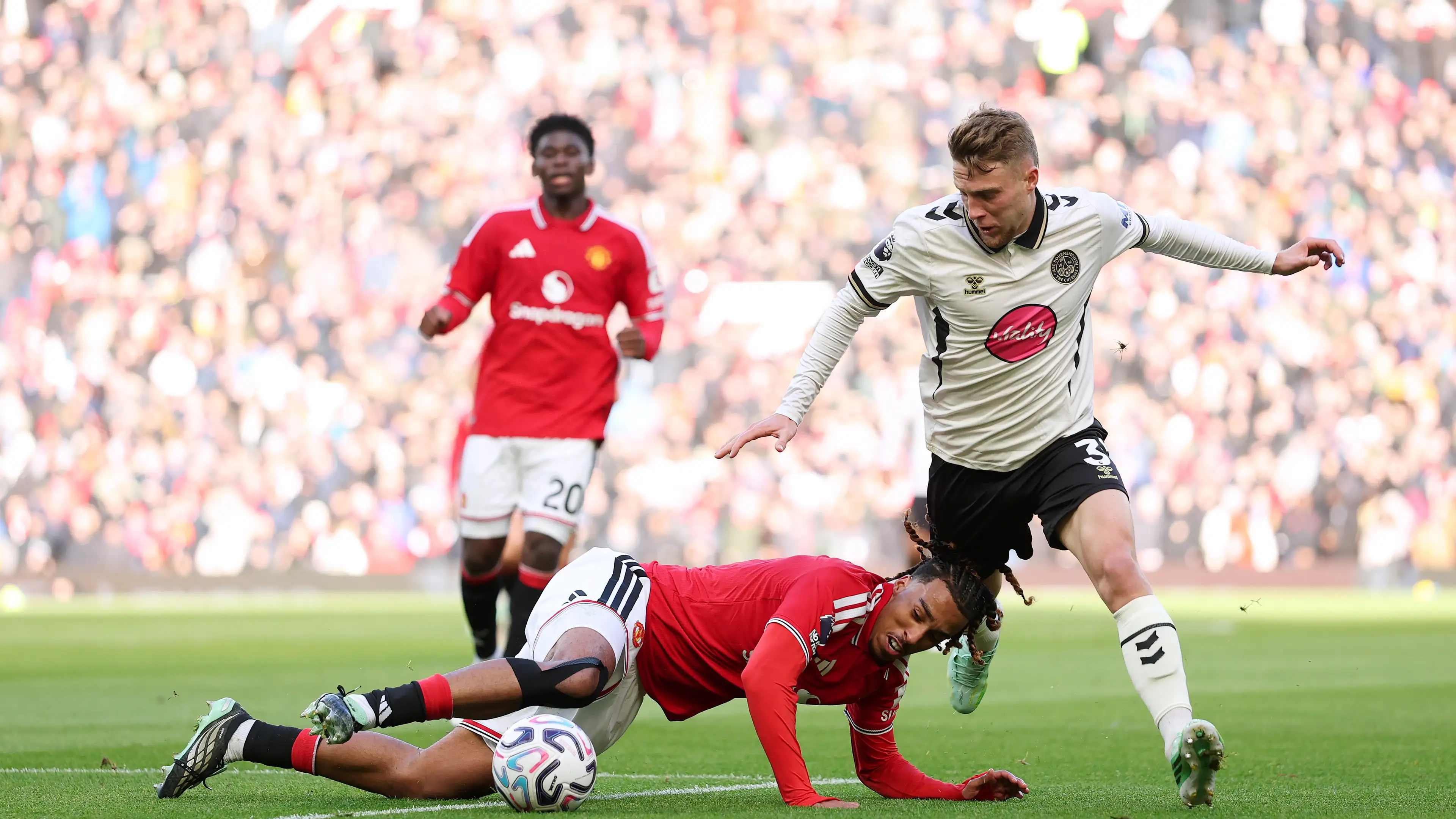 Manchester United berusaha merebut penyerang Inggris dari musuh bebuyutannya