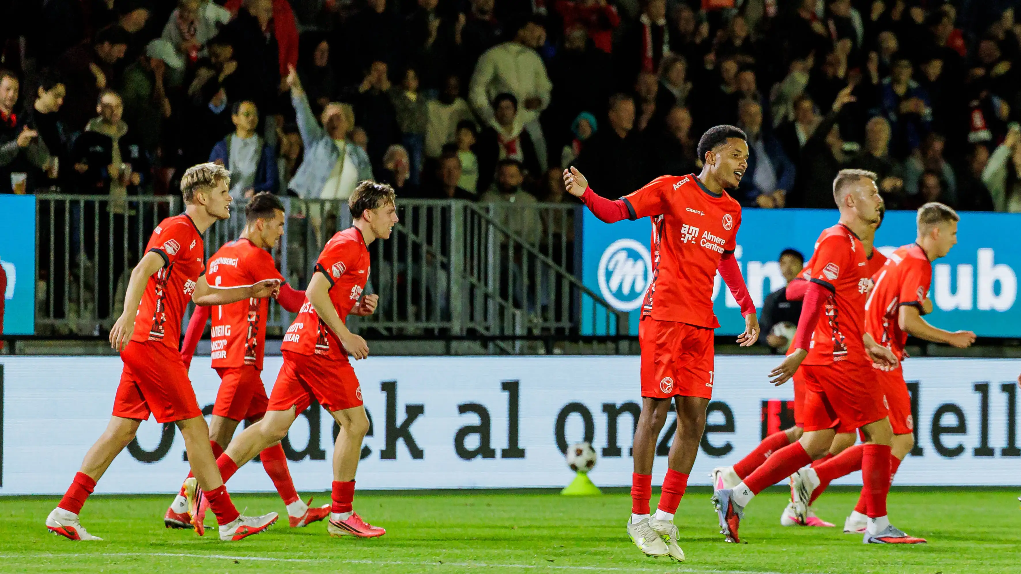Almere memberi pemuncak klasemen Heracles kekalahan pertama; Kevin van Veen (35) mencetak gol ajaib