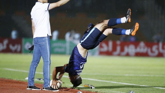 Pemain Ini Lagi-lagi Bikin Assist Salto Lemparan ke Dalam