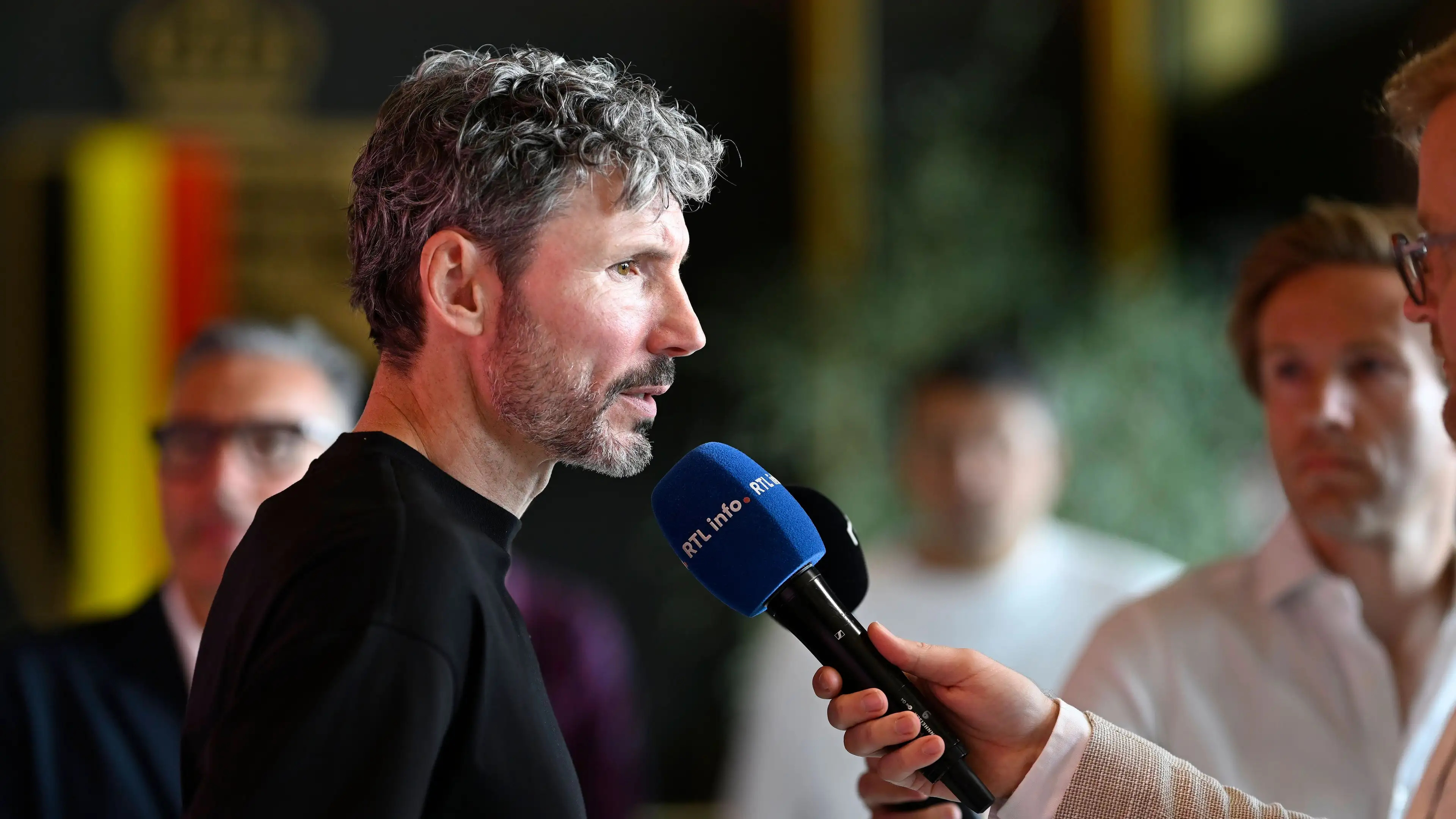Mark van Bommel menolak menanggapi pertanyaan saat presentasi sebagai pelatih timnas Belgia: "Bukan tugas saya"
