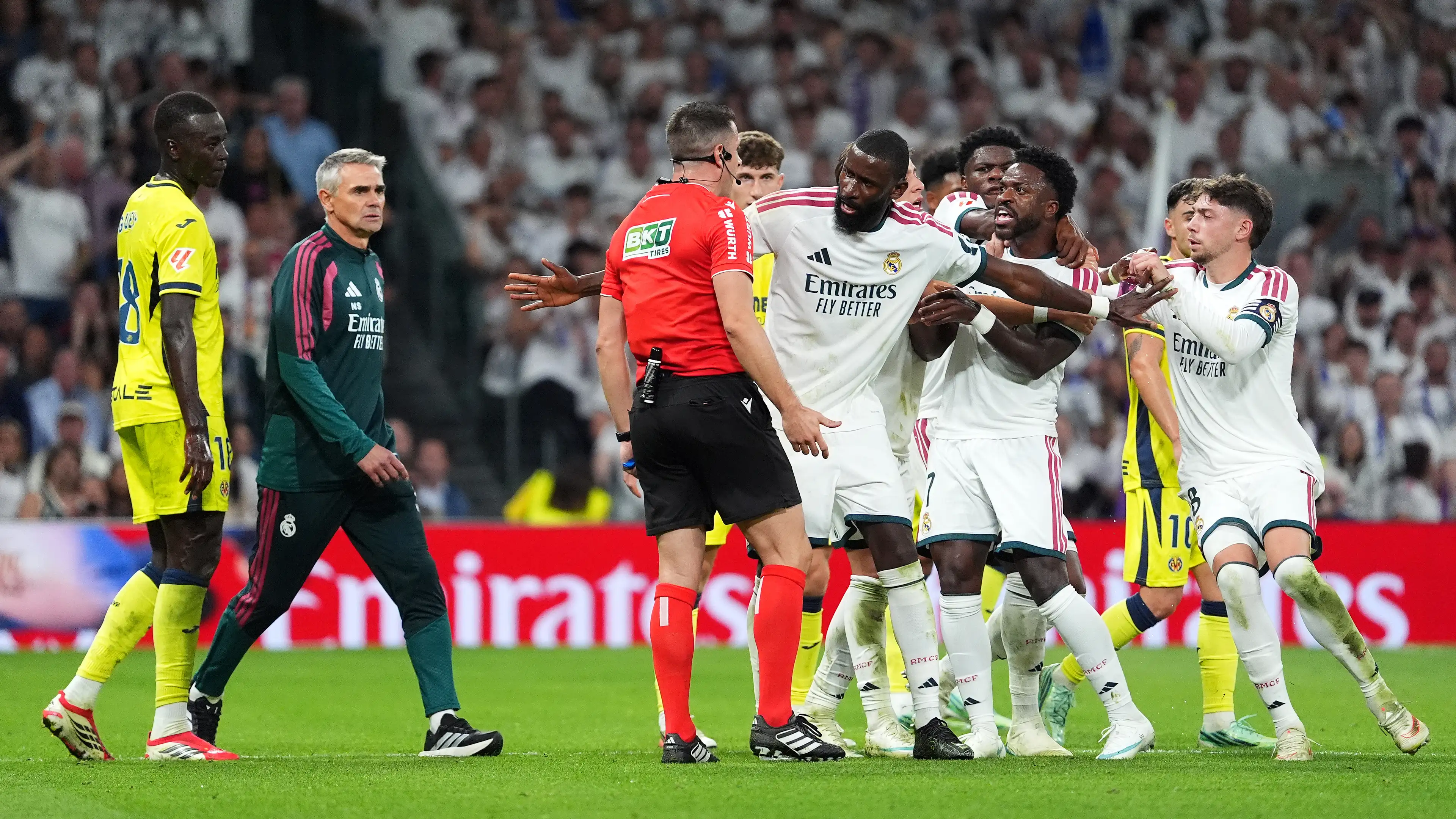 Rekaman bizarre: Vinícius Júnior menarik rambut lawan, langsung mendapat kartu merah dan ingin menyerang wasit