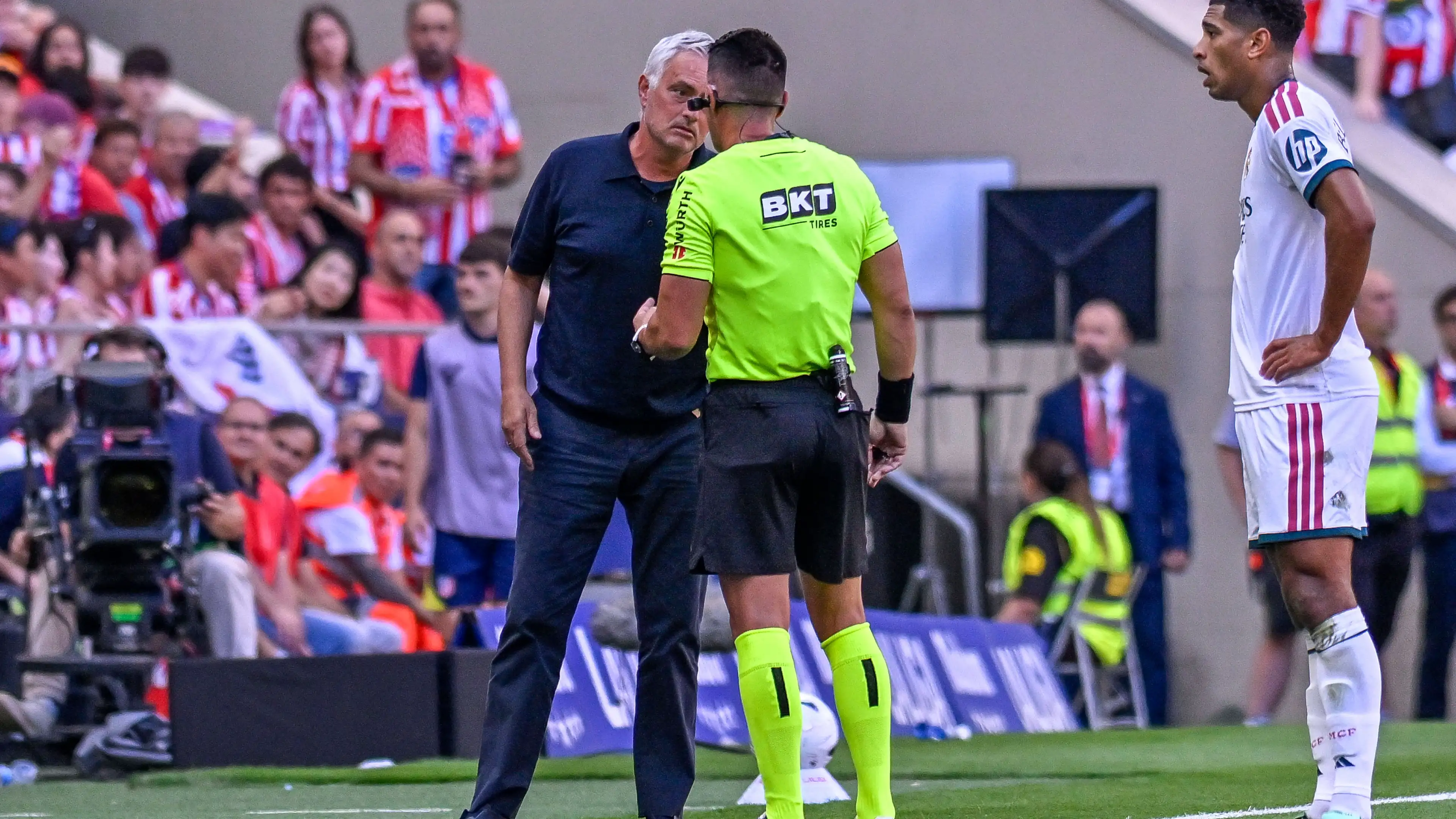 "Deklarasi perang": Real Madrid menempatkan Mourinho di garis depan pertempuran terbukanya melawan wasit