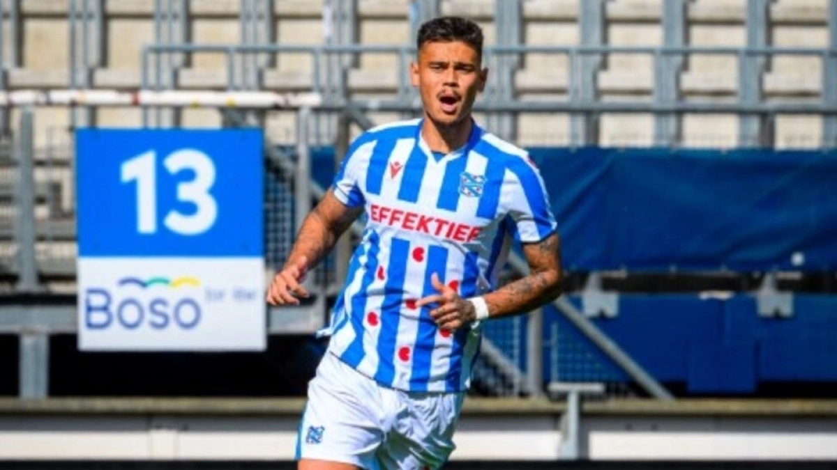 3 Laga Cuma Jadi Cadangan, Mees Hilgers Masih Dianggap Belum Layak Main 90 Menit di Eredivisie