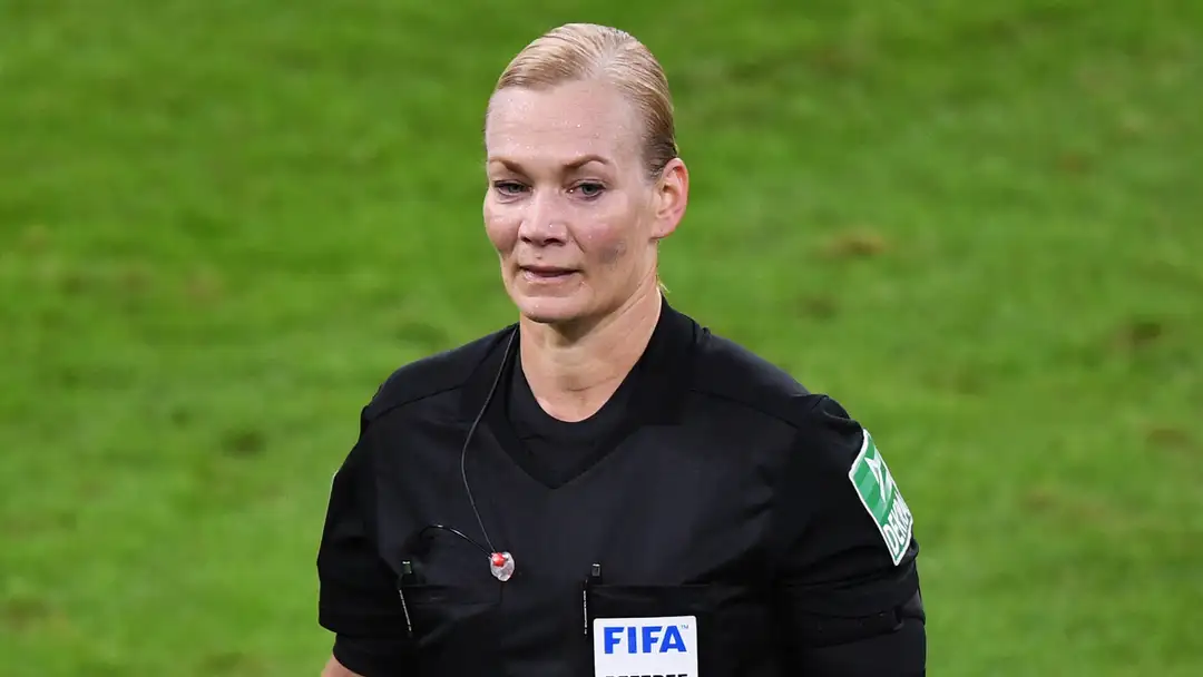 “Anda tidak harus memilih”: Bagaimana FIFA merevolusi dukungan bagi para ibu yang menjadi wasit elite
