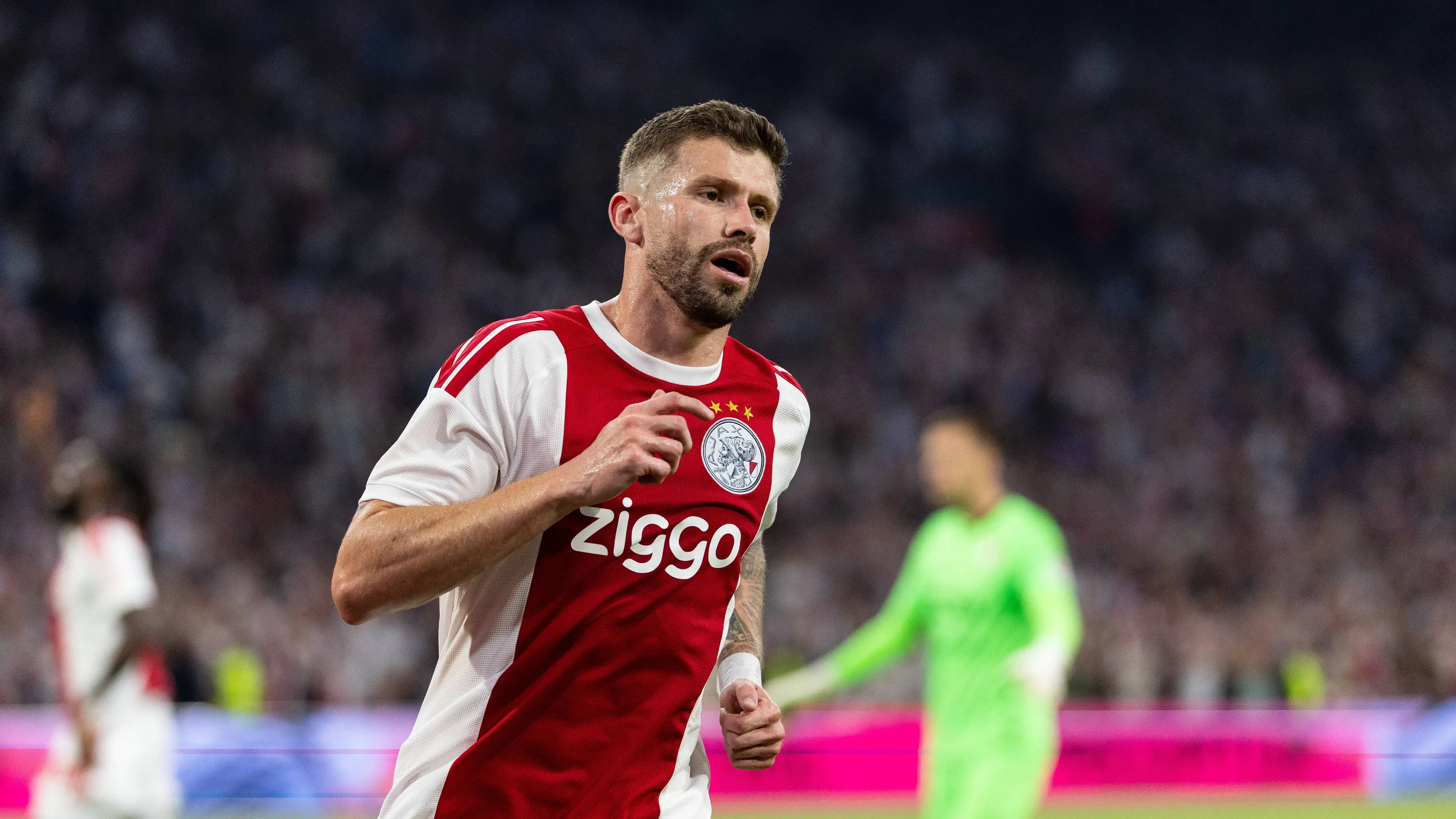 Caio Henrique membagikan kisah emosional: "Jika kamu menandatangani kontrak dengan Ajax, aku akan datang ke Amsterdam"