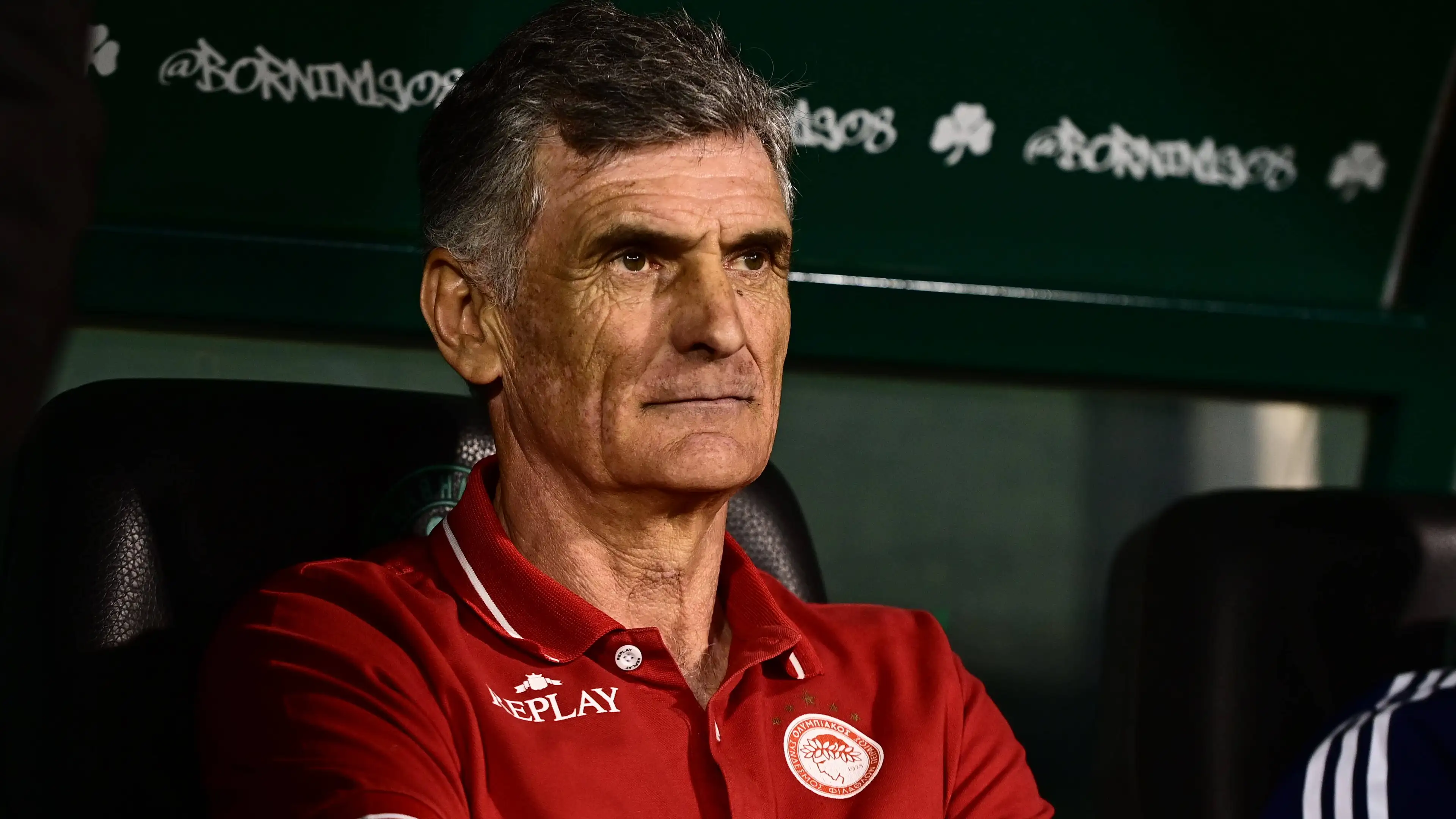 Pelatih Olympiakos memicu keheranan total dengan pernyataannya tentang NEC dan Dick Schreuder