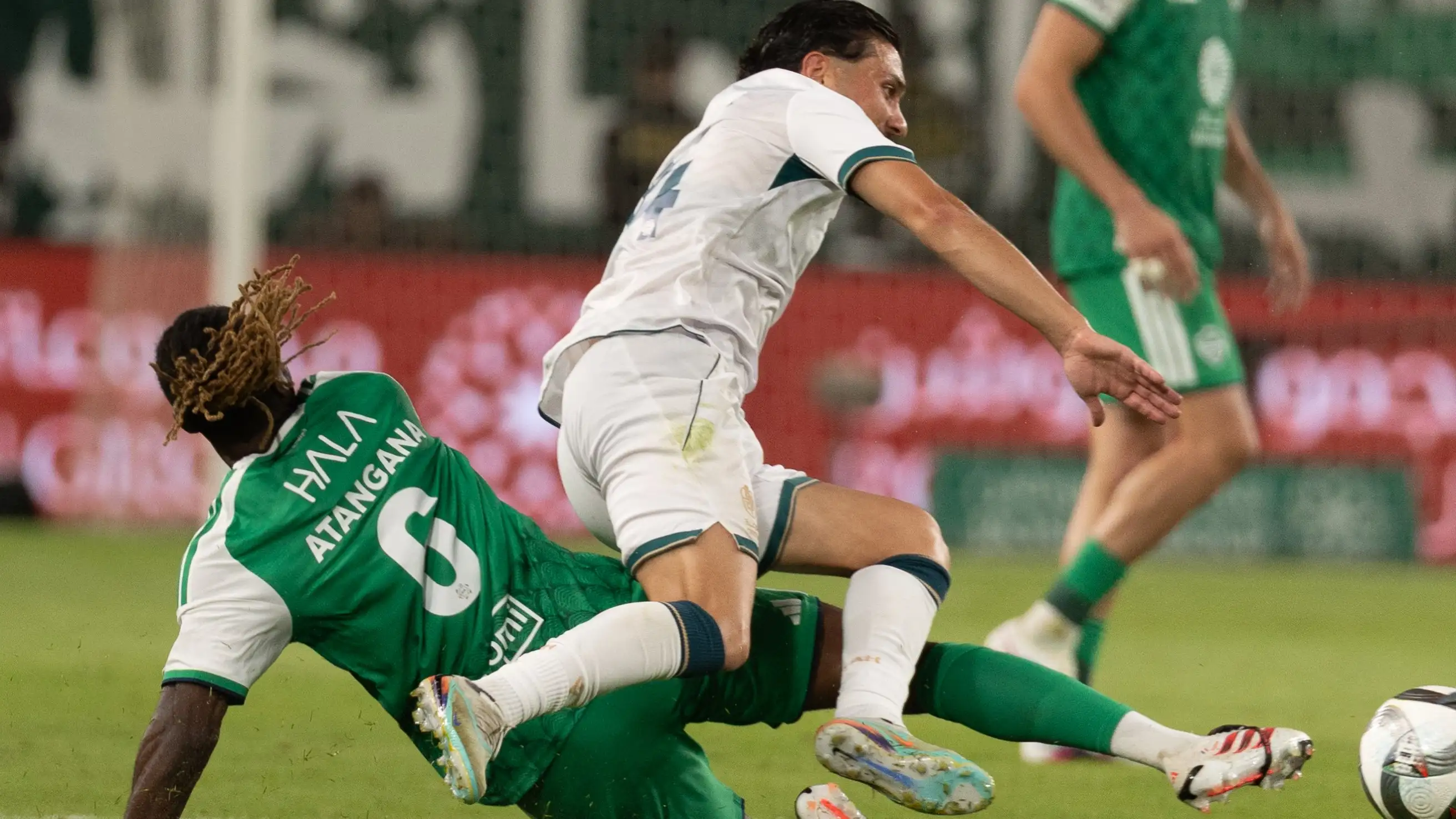 Pakar wasit menuntaskan kontroversi seputar gol kontroversial Al Ahly