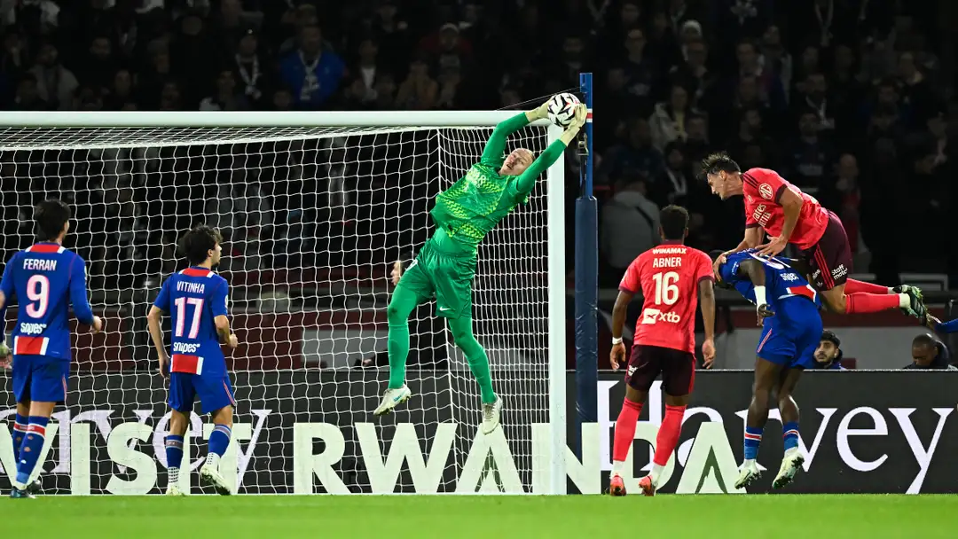 Gawang aman di tangan Safonov! Enrique puji keberanian kiper Rusia itu setelah ia membuktikan para pengkritiknya salah