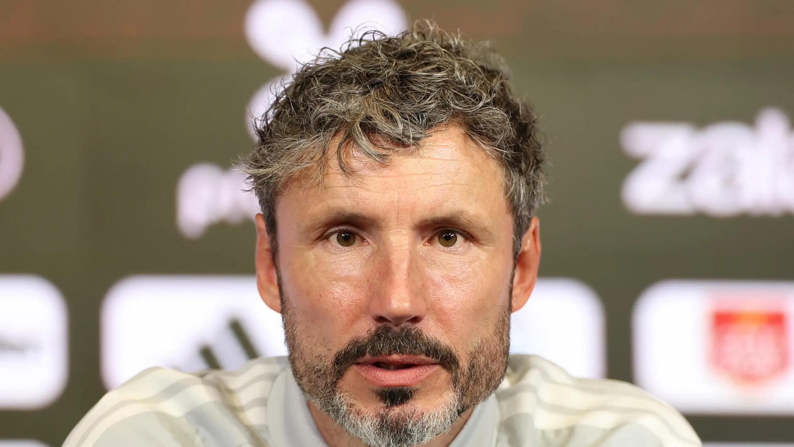 Mark van Bommel dihujani rentetan pertanyaan dalam konferensi pers tentang nama besar di Belgia