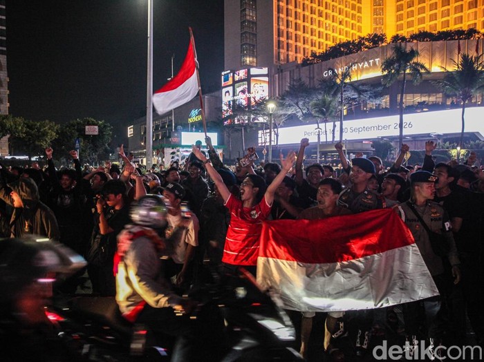 Dari Flare hingga Pawai, Euforia Timnas Juara di Bundaran HI