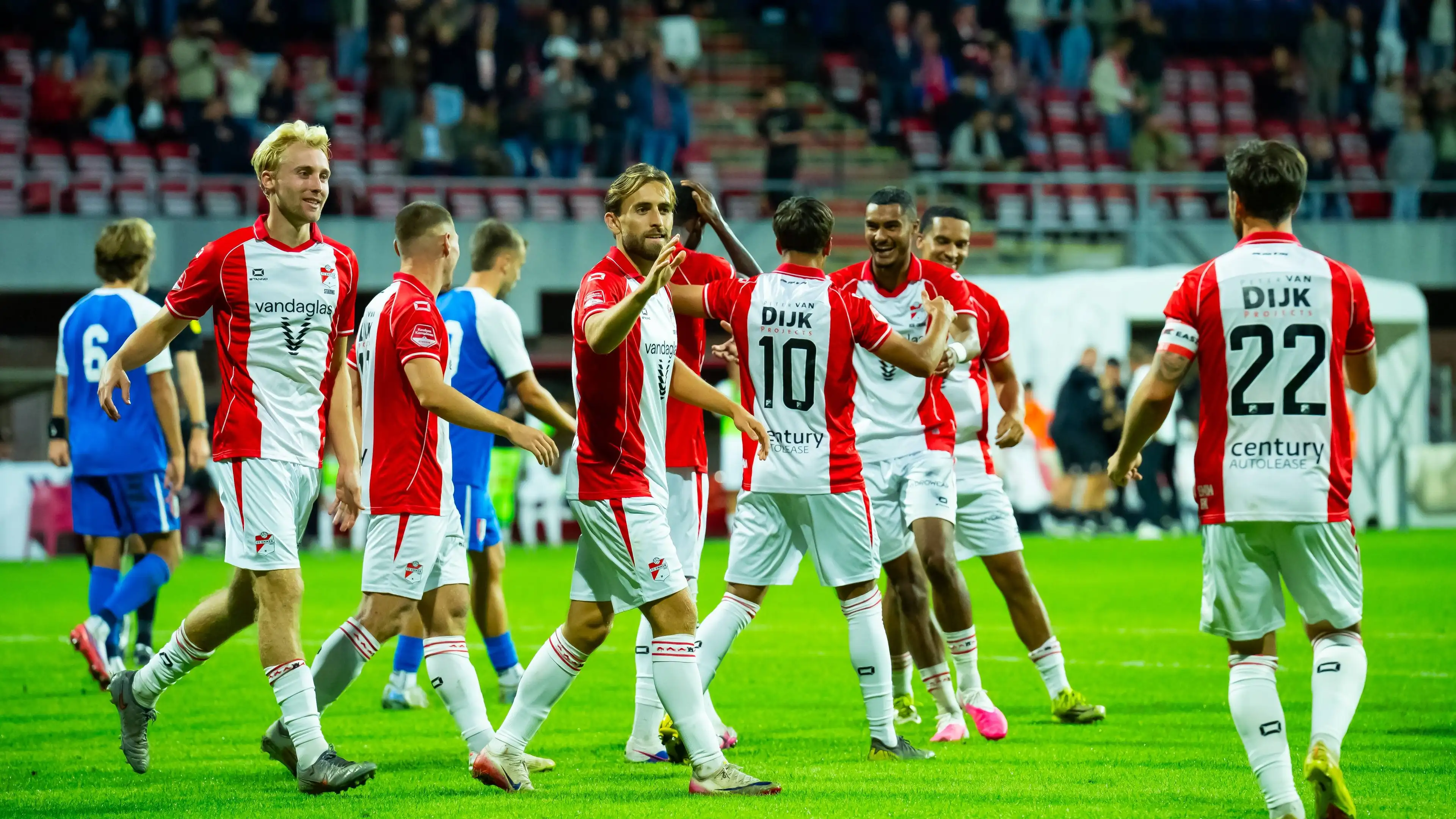 FC Emmen dan MVV Maastricht terus meraih kemenangan di Divisi Keuken Kampioen