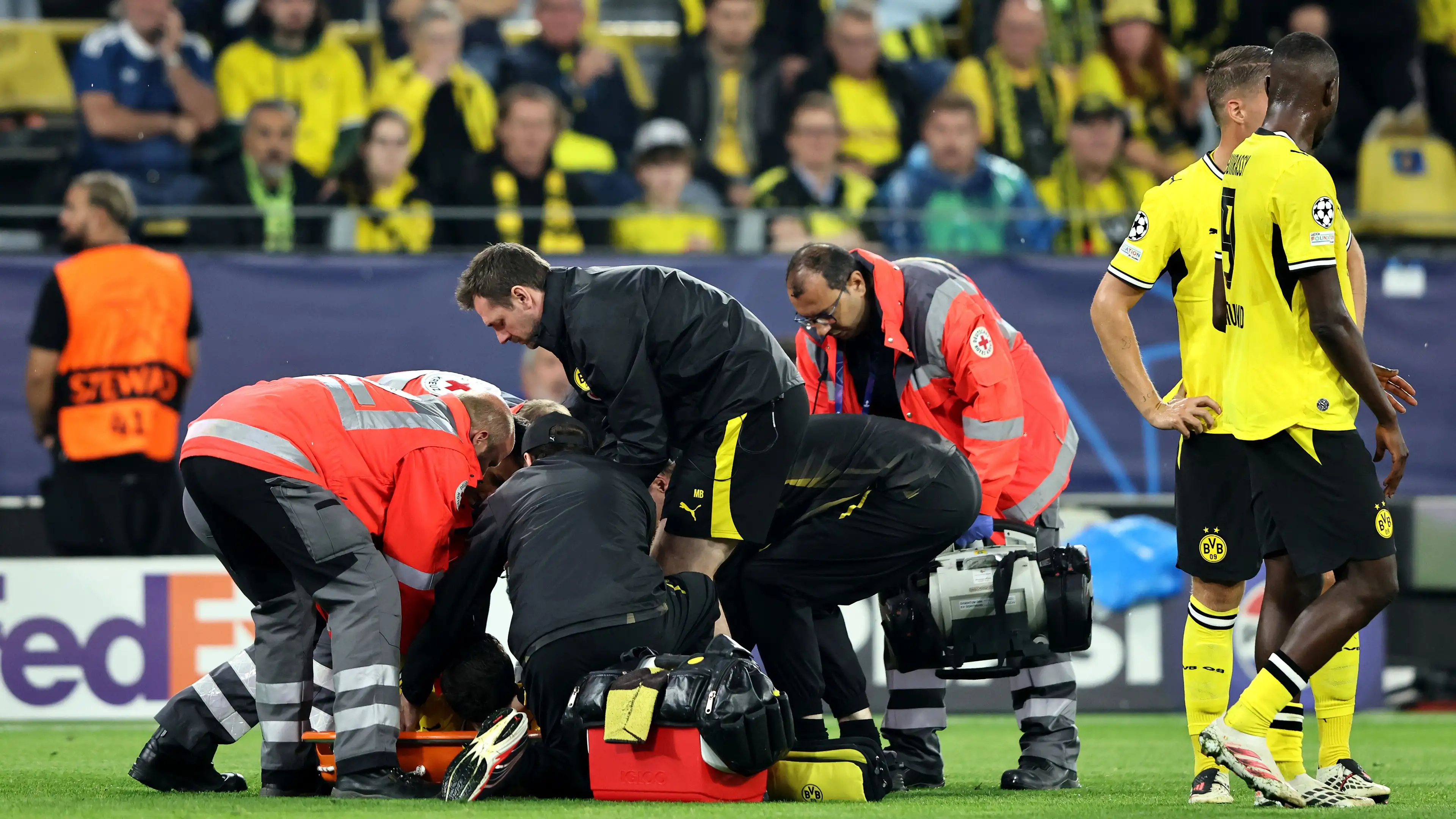 Badai cedera di BVB! Konstantinos Karetsas harus ditandu keluar lapangan di Liga Champions