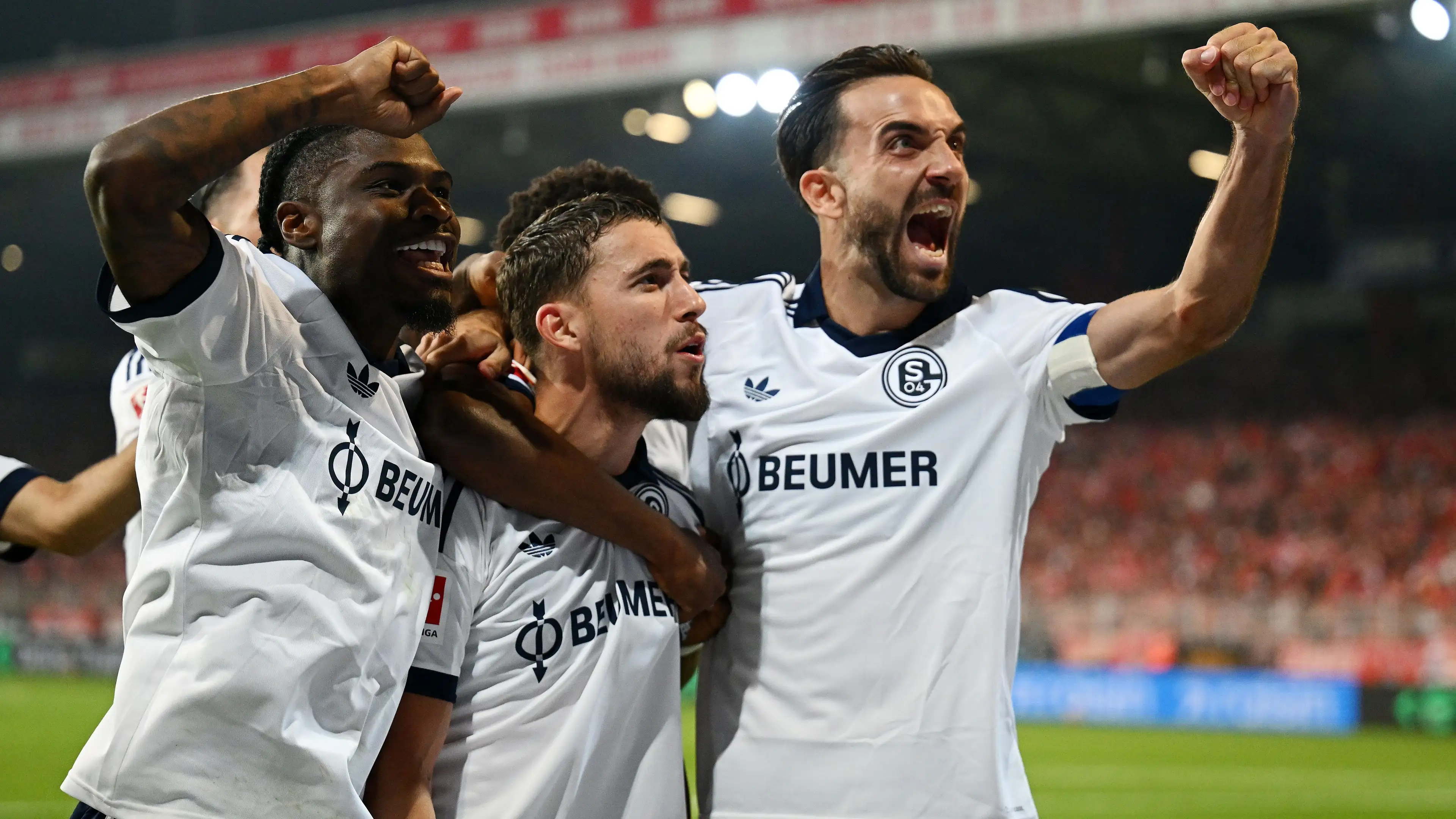 Gol pertama di Bundesliga setelah 1203 hari! FC Schalke 04 menang di Berlin - wasit harus diganti