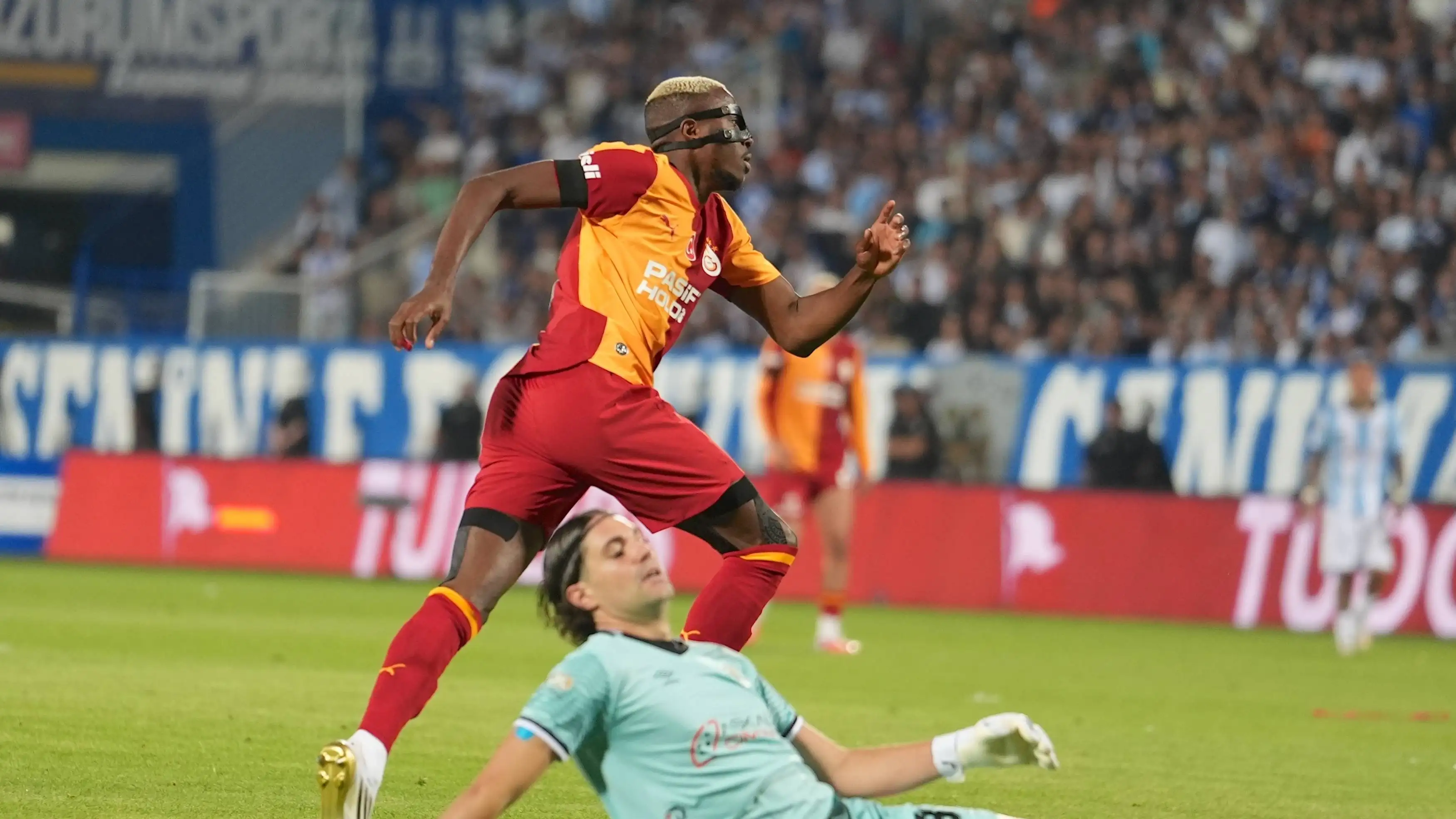 Victor Osimhen kembali mencetak dua gol dan membantu Galatasaray meraih kemenangan pertama
