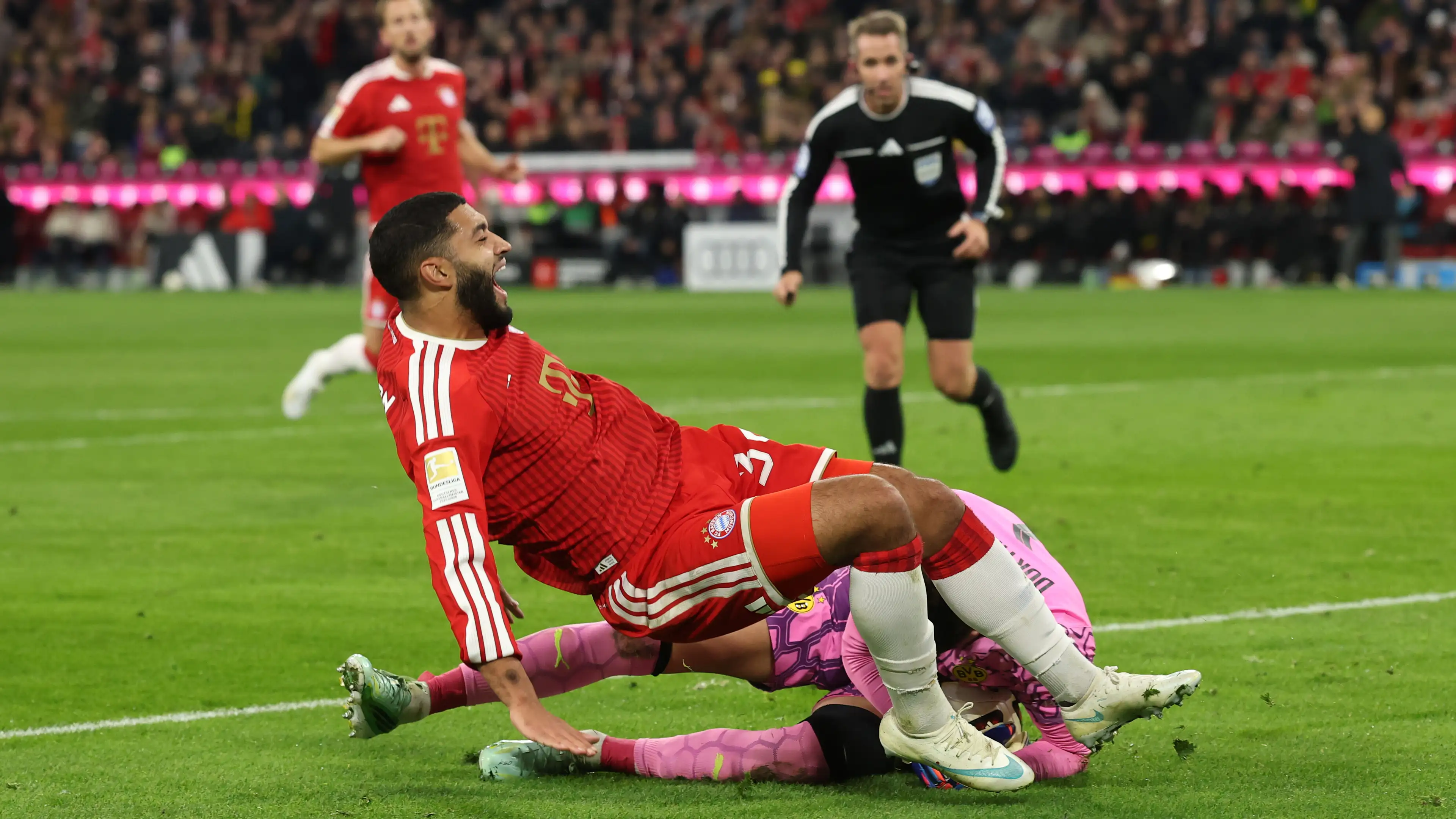 Video: Al-Saibari tinggalkan Allianz Arena dengan kruk, kabar buruk untuk suporter Bayern Munich