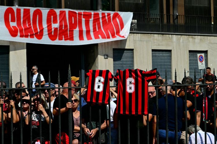 Pemakaman Franco Baresi Dihadiri Ribuan Pelayat, Maldini hingga Baggio Antar Sang Legenda Milan