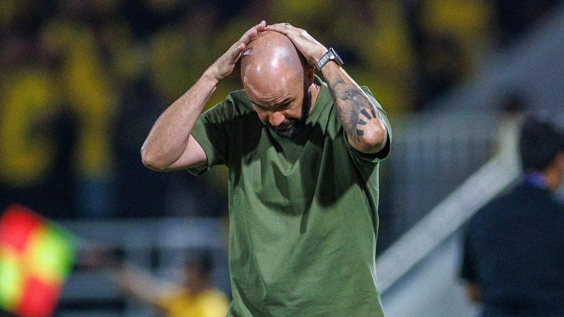 "Saya tidak bisa bicara": Pelatih Al-Riyadh ambruk usai dibantai enam gol oleh Al-Qadsiah