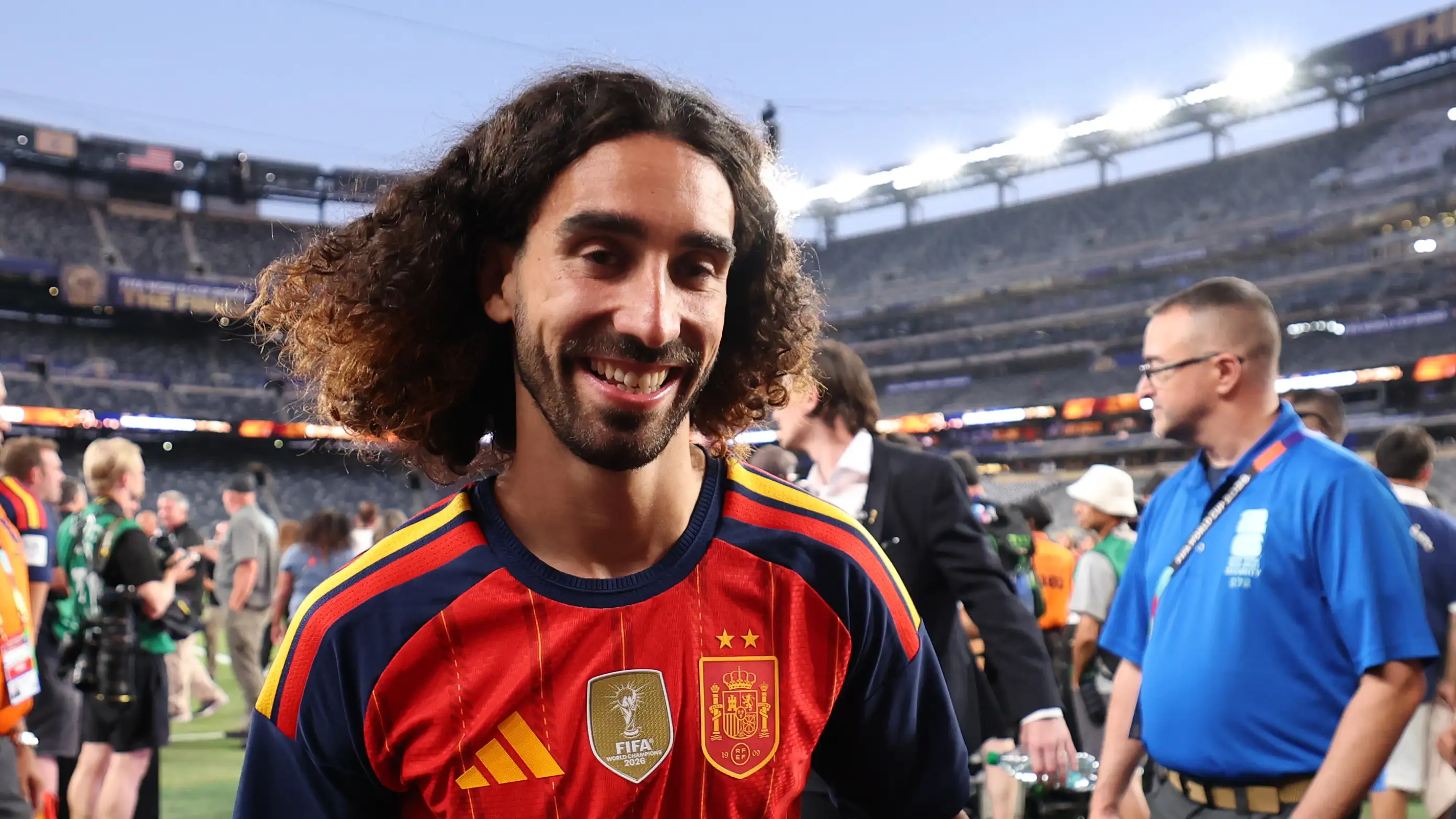 Dengan gaya rambut baru, Cucurella mencuri hati lewat aksi kemanusiaan