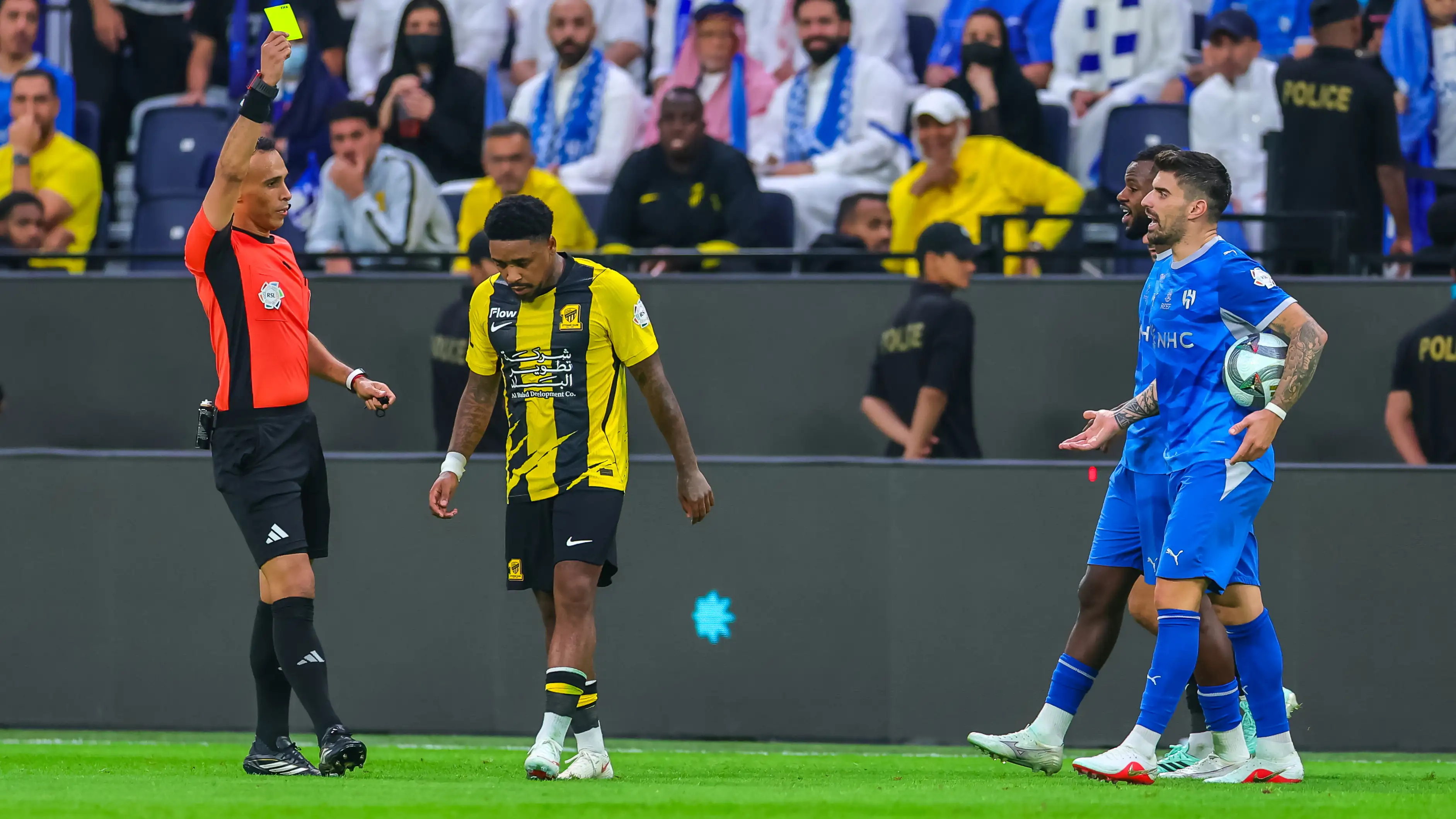 Video: Kekacauan hebat, bentrokan, dan intervensi keamanan di penghujung laga akbar Al Hilal vs Al Ittihad