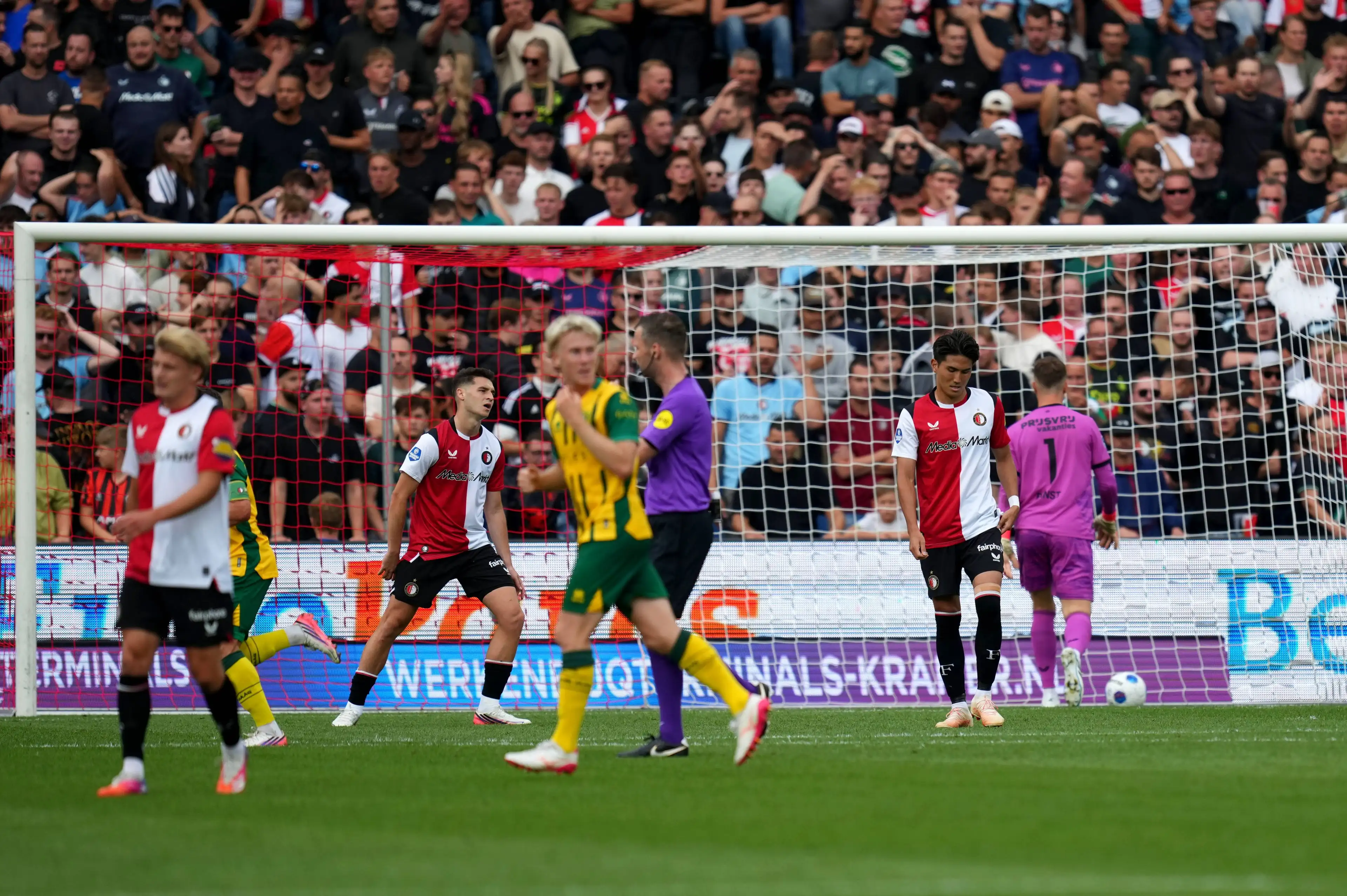 Feyenoord membuang poin berharga melawan ADO Den Haag meski sempat bangkit