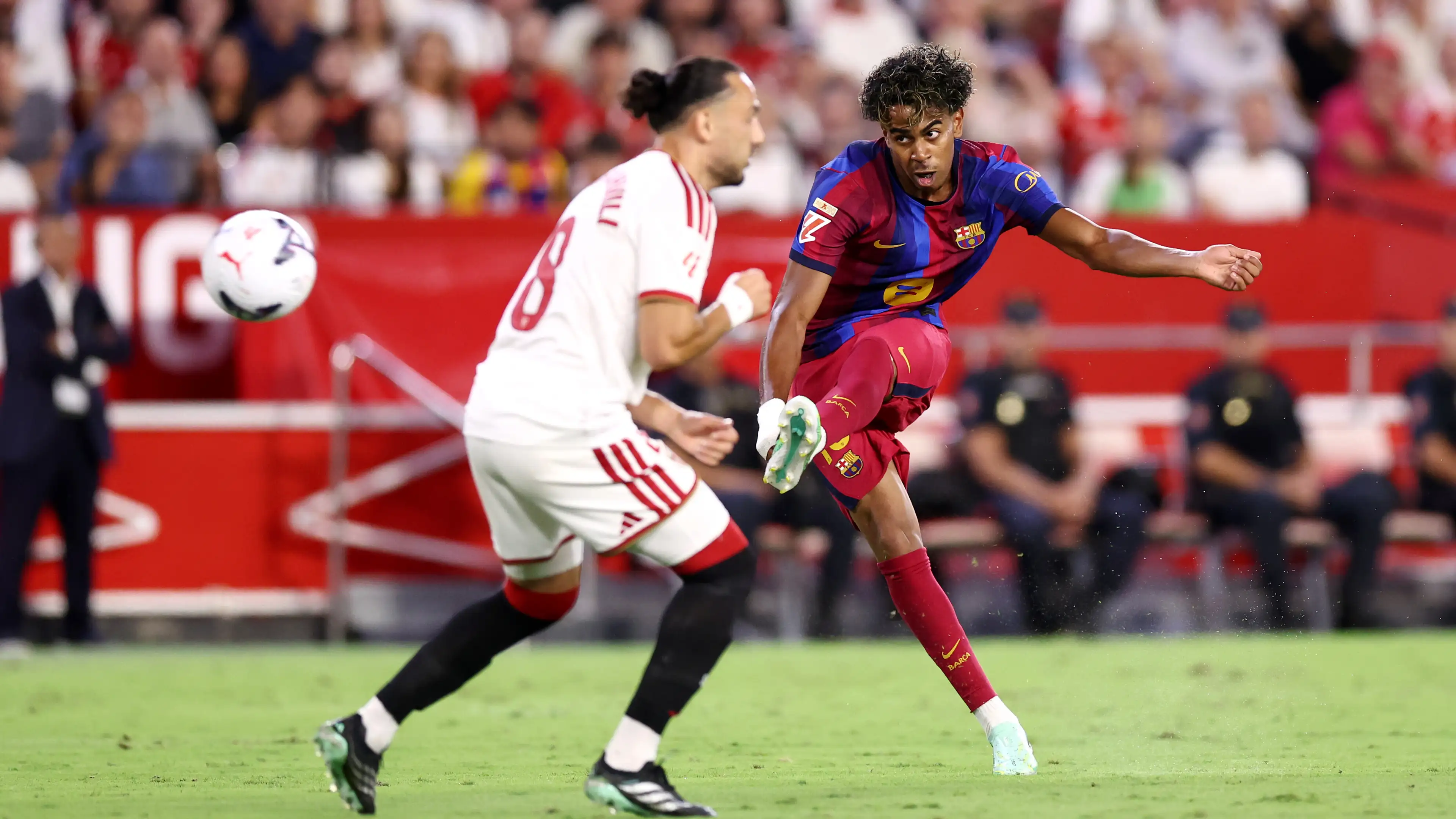 "Lebih.. lebih".. Yamal membakar tribun Sevilla