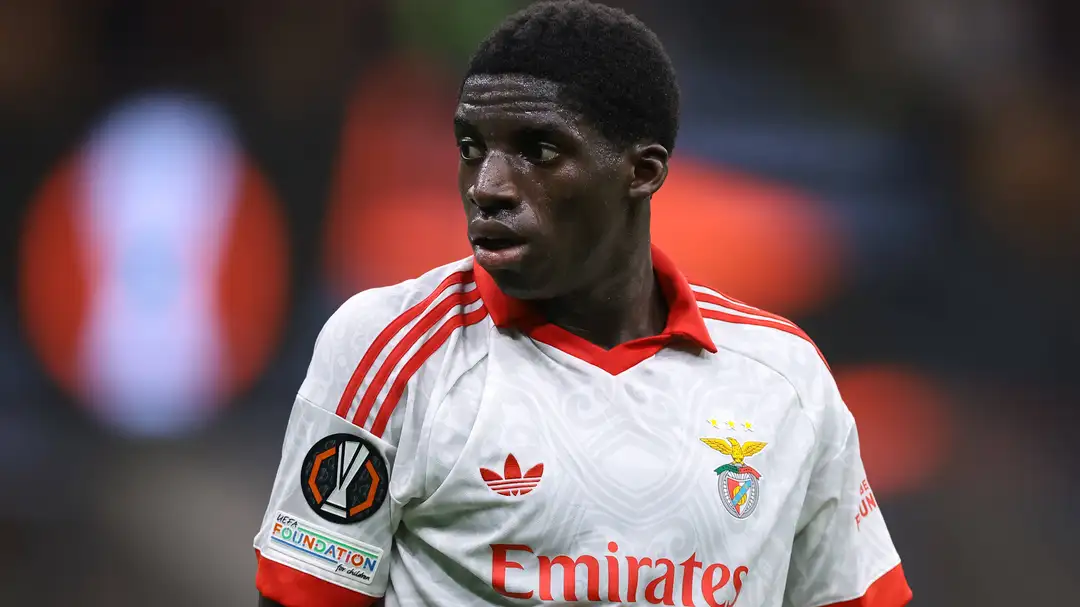 Chelsea dan Liverpool berebut pemain muda berbakat Benfica saat minat klub-klub Eropa terhadap bek bernilai £30 juta meningkat