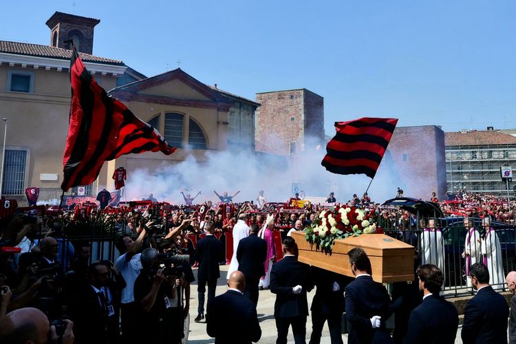 Suasana Haru Pemakaman Franco Baresi, Tangis dan Tepuk Tangan 6 Menit bagi "Maradona para Bek"