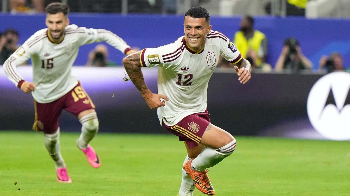 Barcelona Mau Impor Bek Baru dari Inggris?