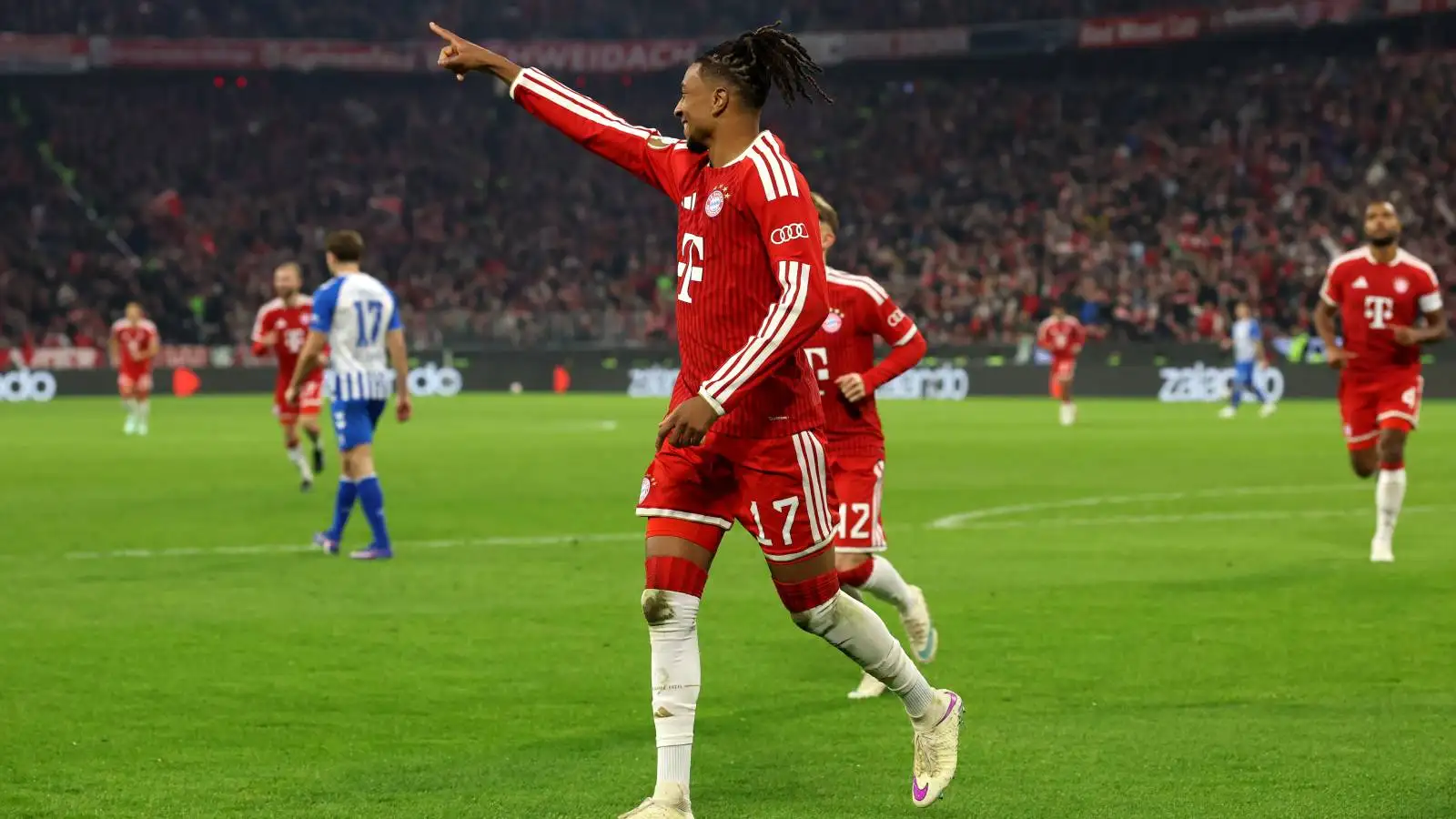 Michael Olise bikin FC Bayern bingung lewat selebrasi gol tak biasa: penghormatan untuk Harry Kane?