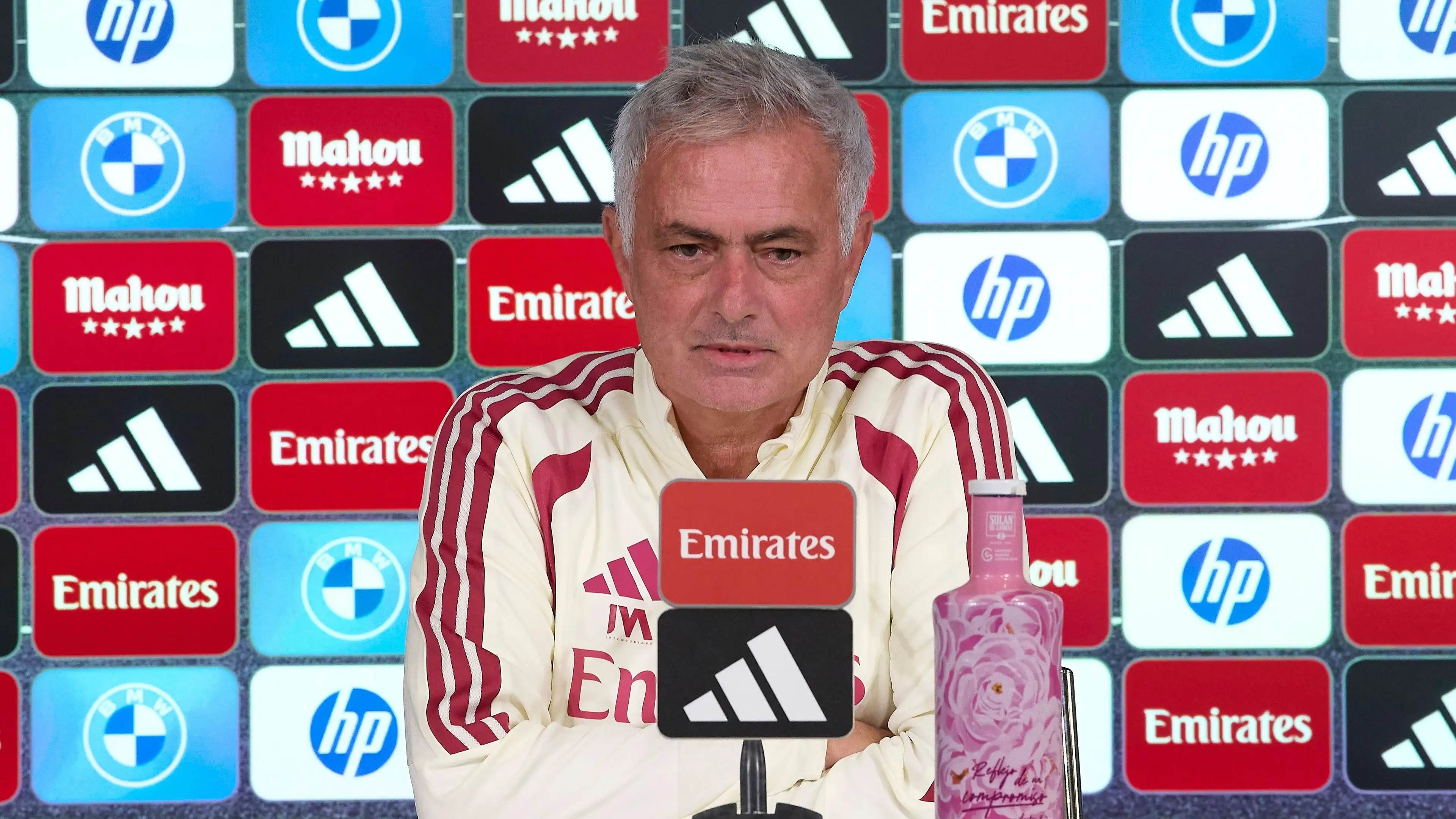 "Hadiah besar"... Mourinho menyindir jadwal pertandingan dan menegaskan sikapnya soal Trent Alexander-Arnold