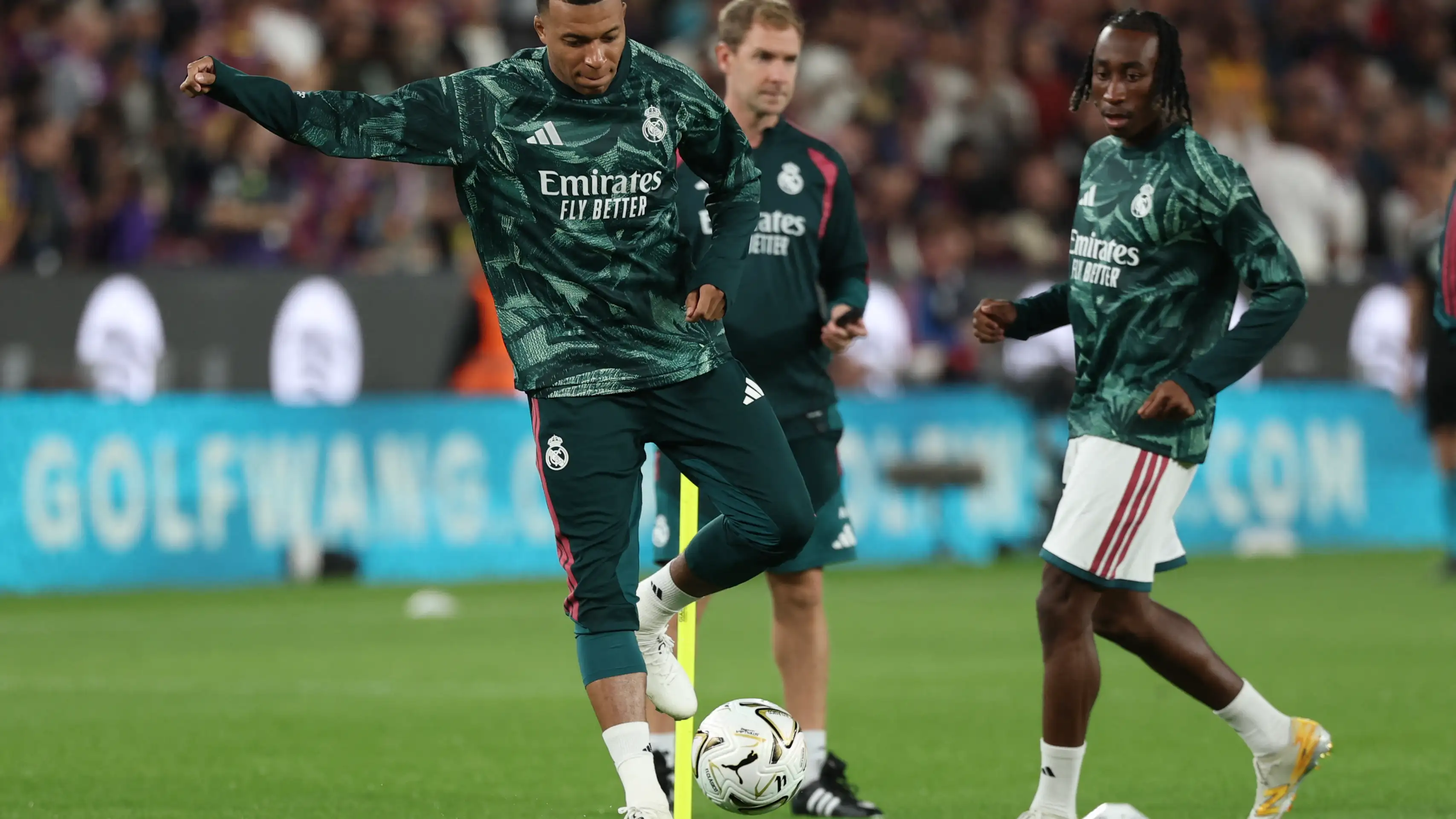Teriakan kemarahan sambut Real Madrid di Camp Nou jelang kickoff El Clasico