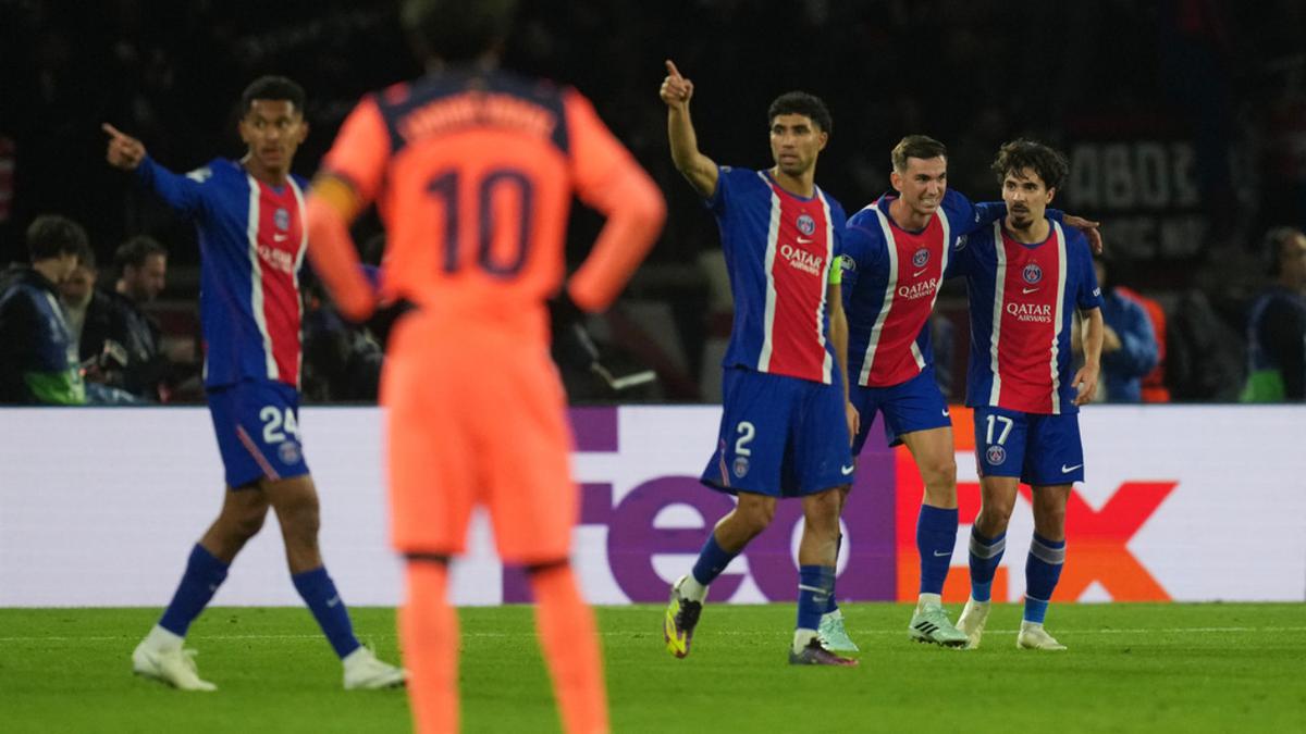Tifo Kontroversial Fans PSG Bikin Barcelona Murka