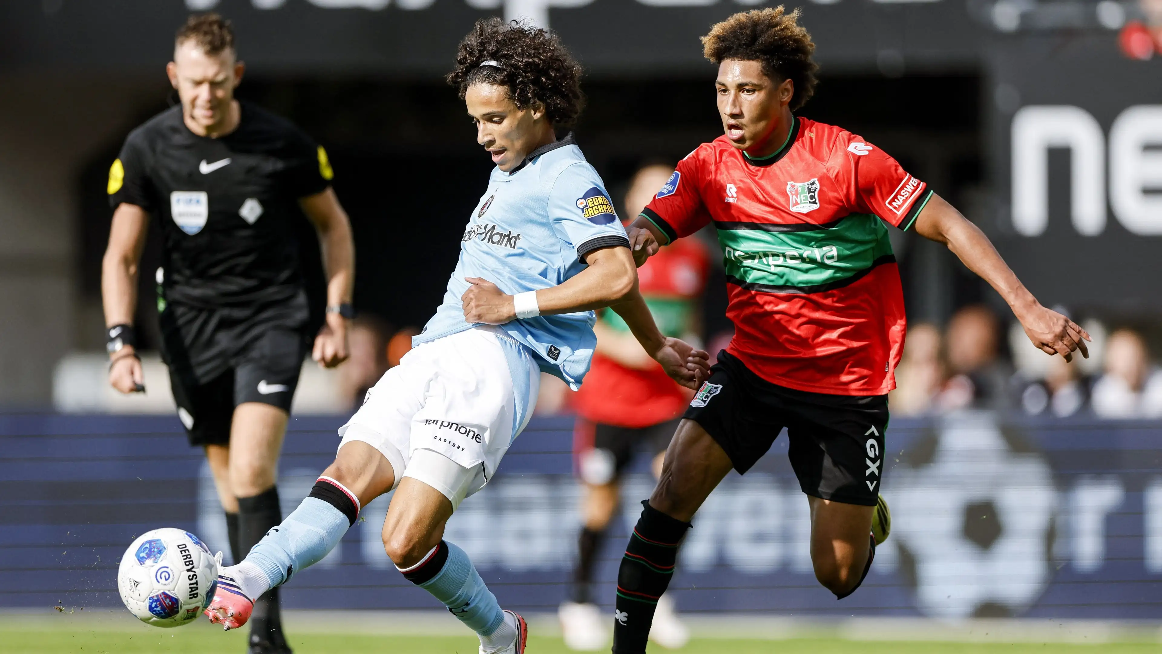 Liga Saudi Menekan dari Kejauhan: Bintang Arab Memicu Krisis di Internal Feyenoord Jelang Barcelona