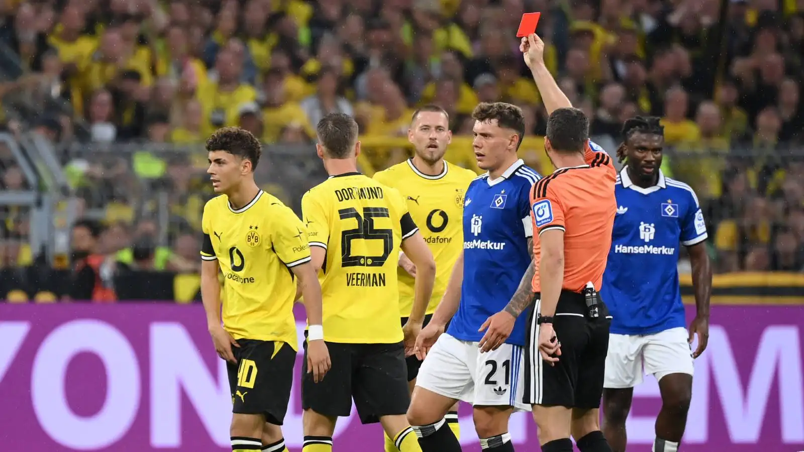 “Itu menurut saya malah lebih buruk”: Samuele Inacio melempar botol ke arah logo BVB