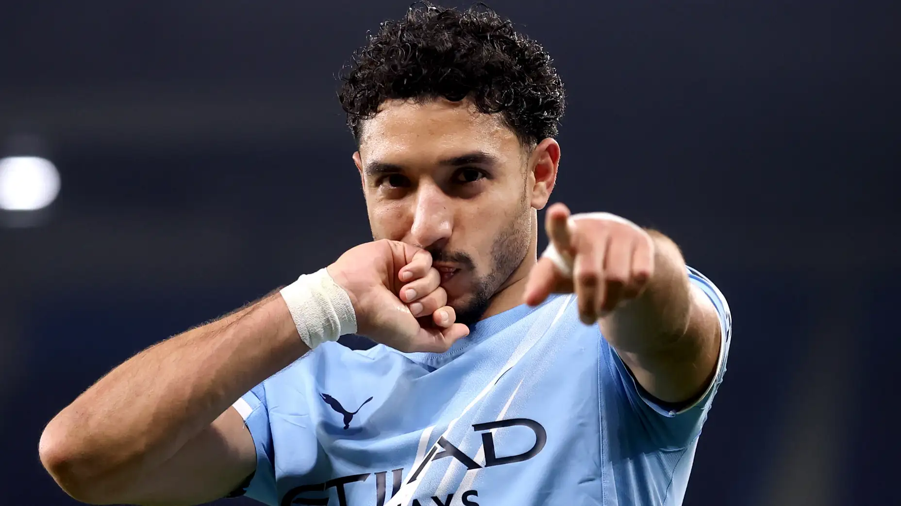 "Selamat datang".. resmi: Tottenham merekrut Omar Marmoush

Tunggu, saya perbaiki agar sesuai konvensi headline Indonesia:

"Selamat Datang", Resmi: Tottenham Rekrut Omar Marmoush