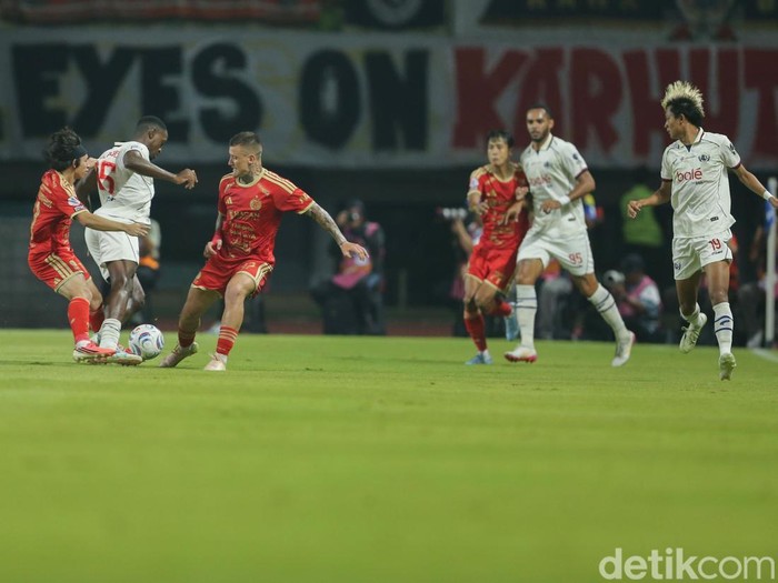 Spanduk Karhutla dan Tragedi Kanjuruhan Warnai Laga Persija vs Arema FC