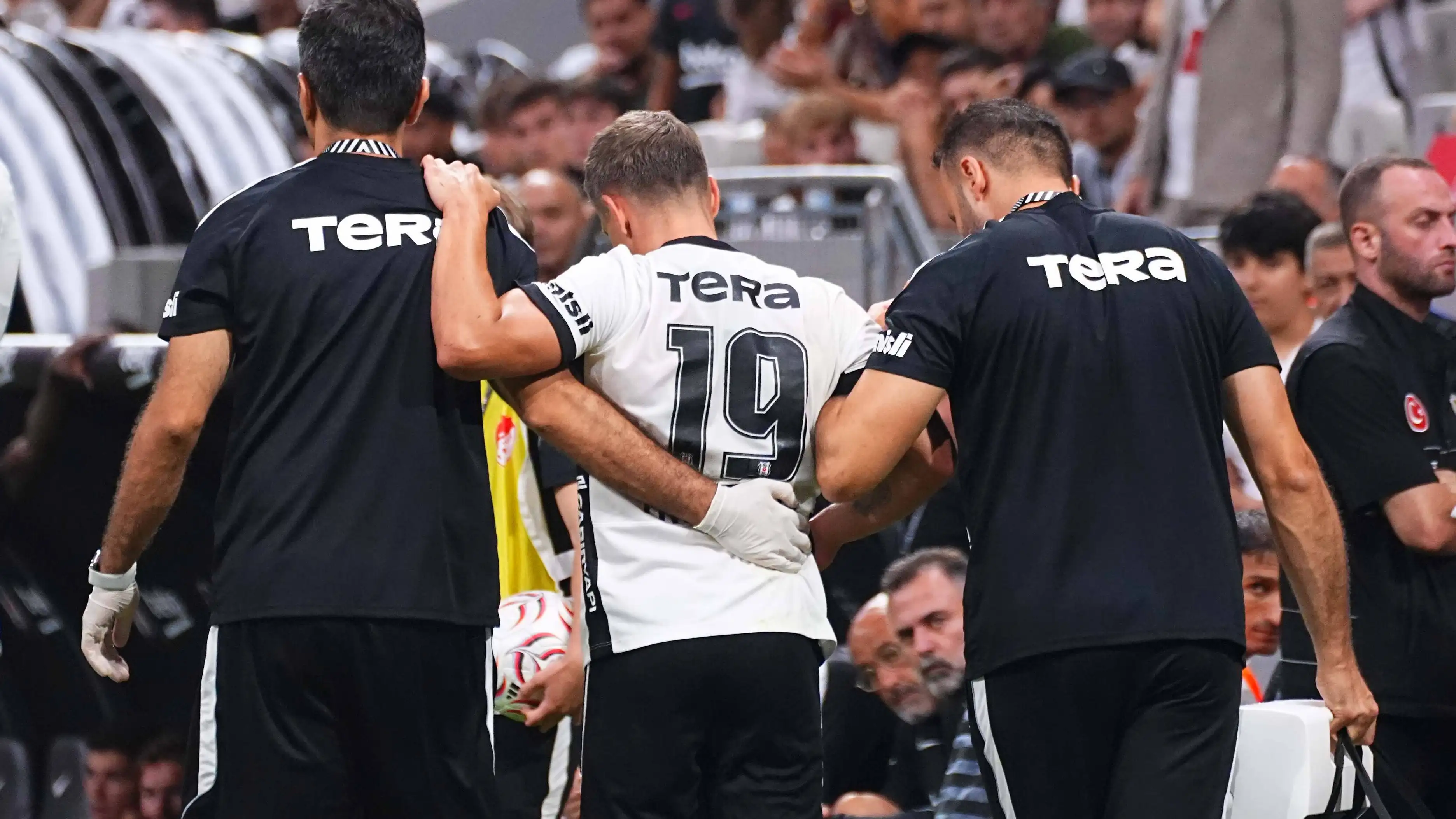 Besiktas kalah dan murka atas momen sangat mencolok yang melibatkan Leandro Trossard