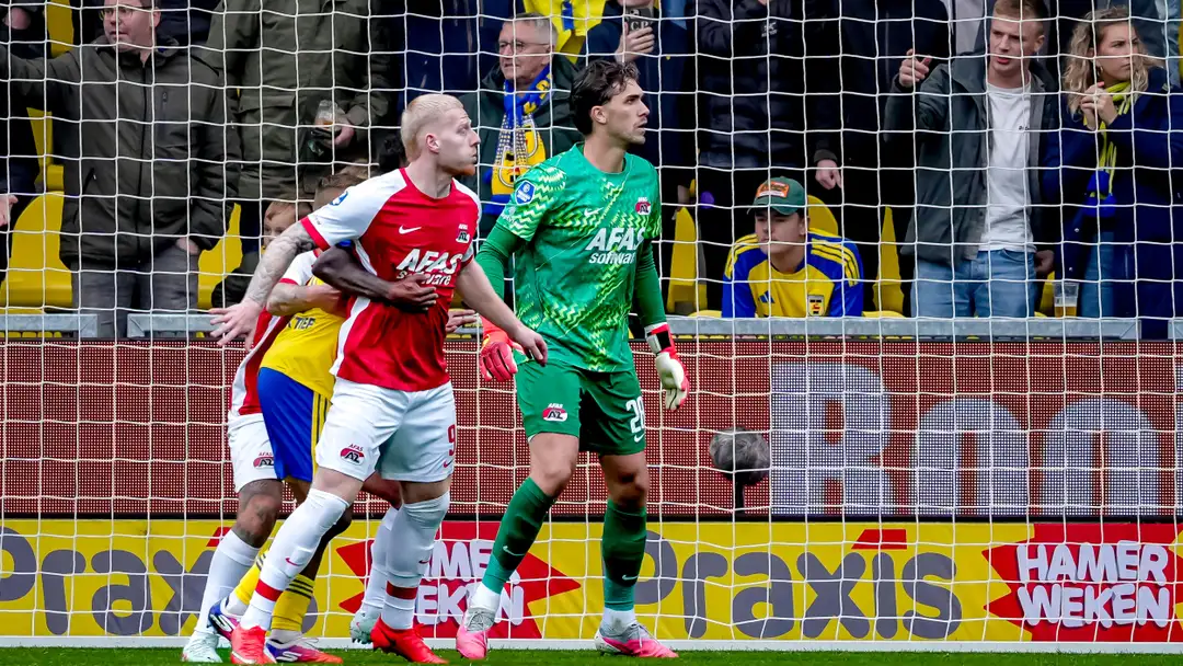 Meerdink selamatkan satu poin bagi AZ setelah kiper Cambuur menghadiahkan penalti
