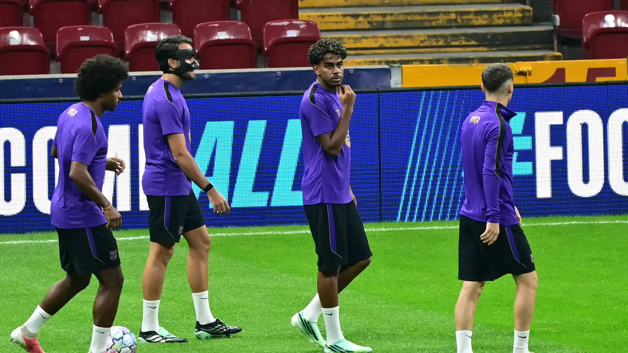 Laga Barcelona mencatat sejarah sebagai pertandingan termahal di Turki, memicu pasar gelap