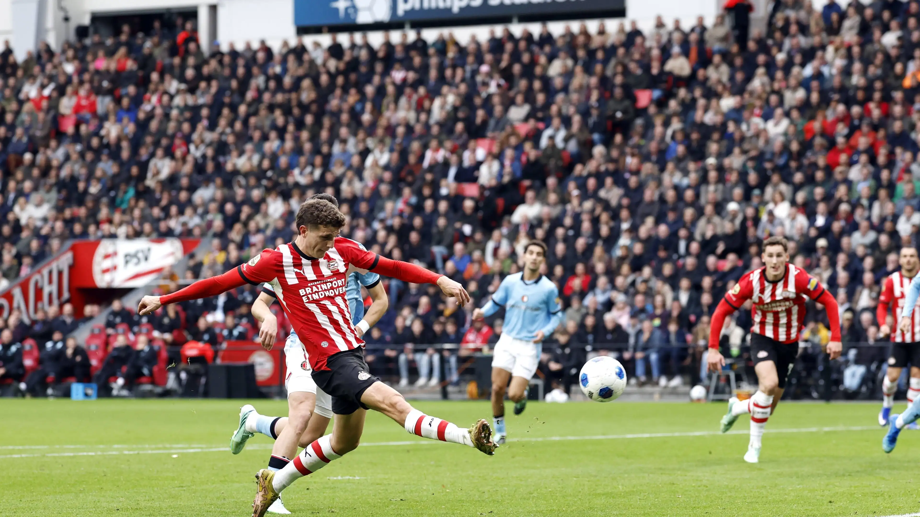 Apakah Guus Til melakukan pelanggaran offside saat gol pembuka PSV kontra Feyenoord? Begini aturannya