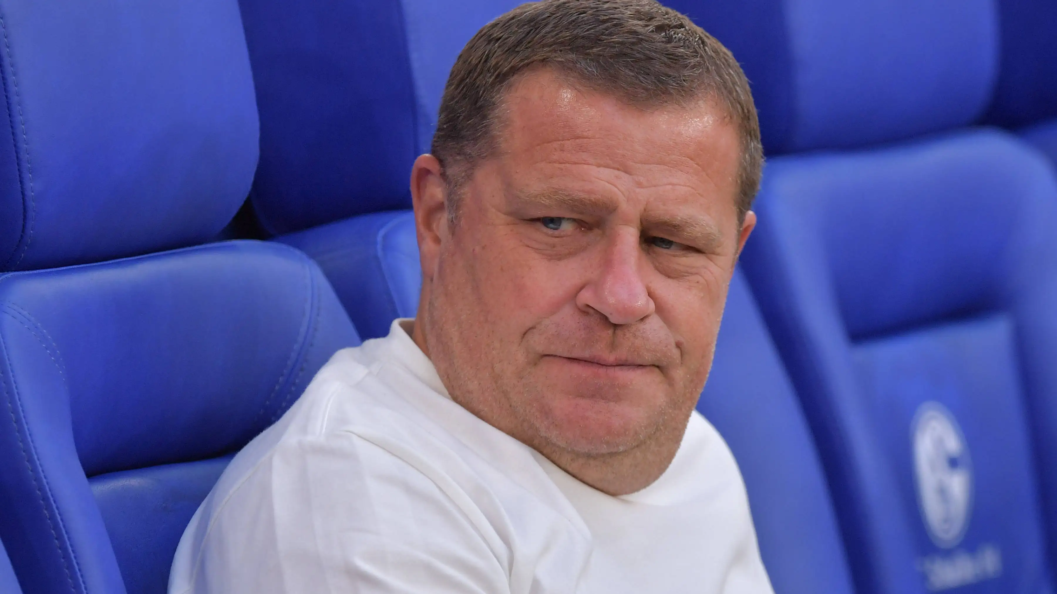“Kalau begitu umpatan seperti itu tidak pantas”: bos Bayern Max Eberl mengkritik suporter FC Schalke