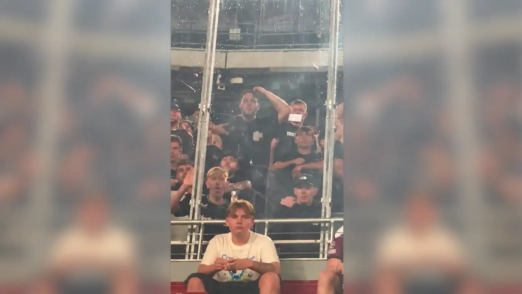 Gambar menjijikkan dari suporter Feyenoord yang rasis di tribune tandang FC Barcelona