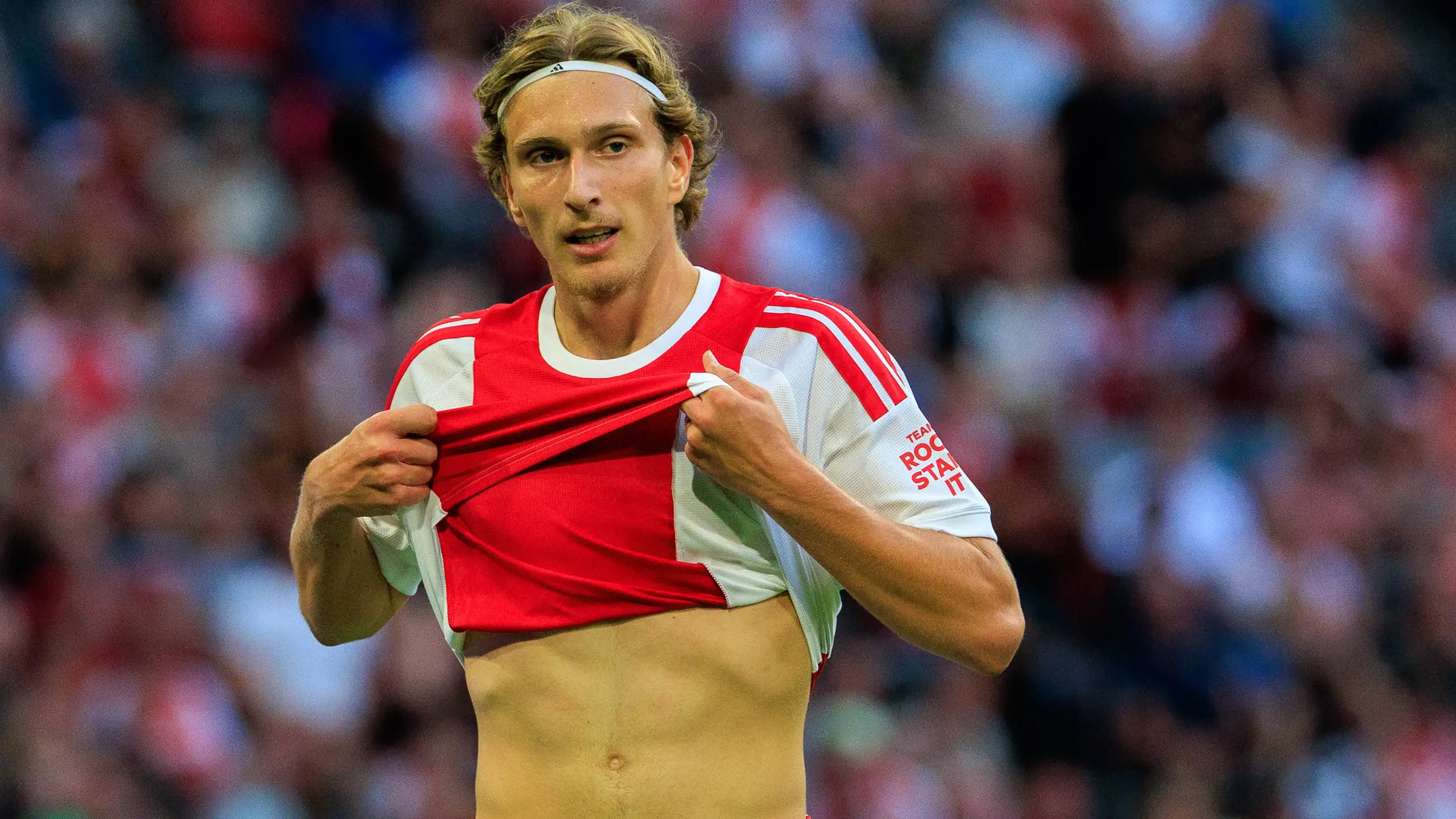 Jordi Cruijff sangat jelas: 'Ajax ingin mempertahankan Mika Godts satu tahun lagi'