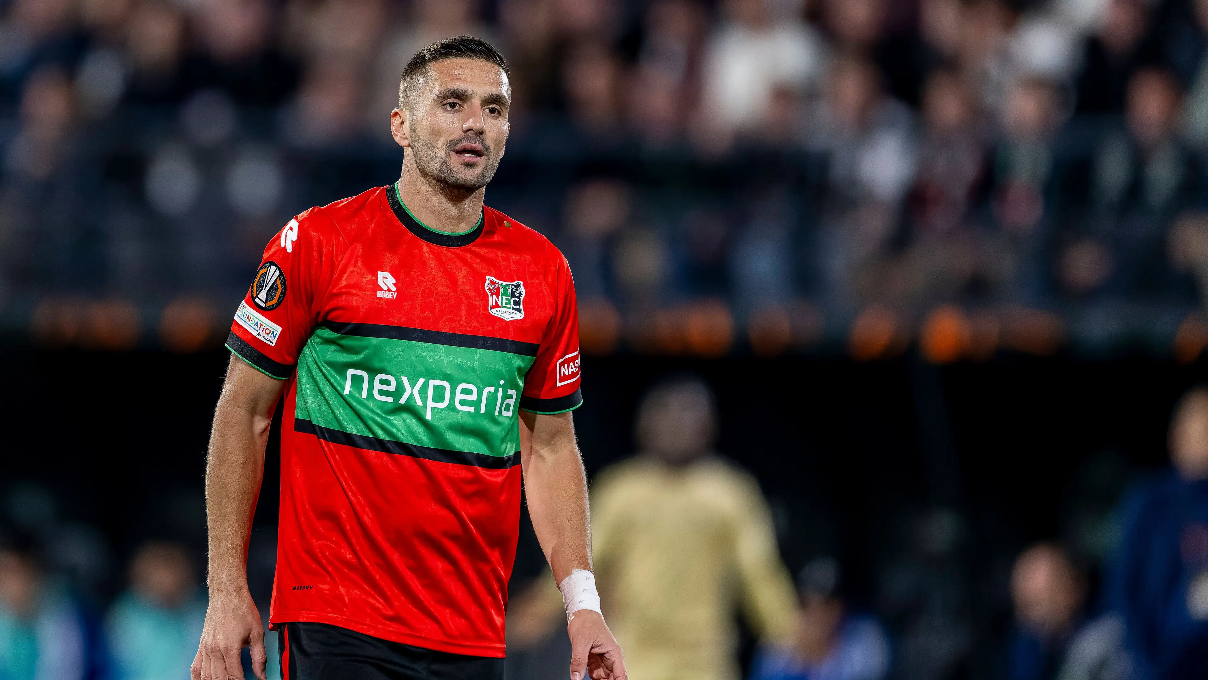 Tadic mendapat isyarat penuh makna dari suporter NEC pada menit ke-82