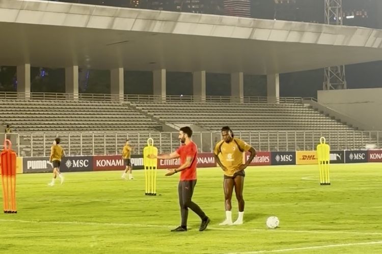 Amorim "Gojlok" AC Milan di Jakarta, Lari-lari, Sibuk Beri Instruksi
