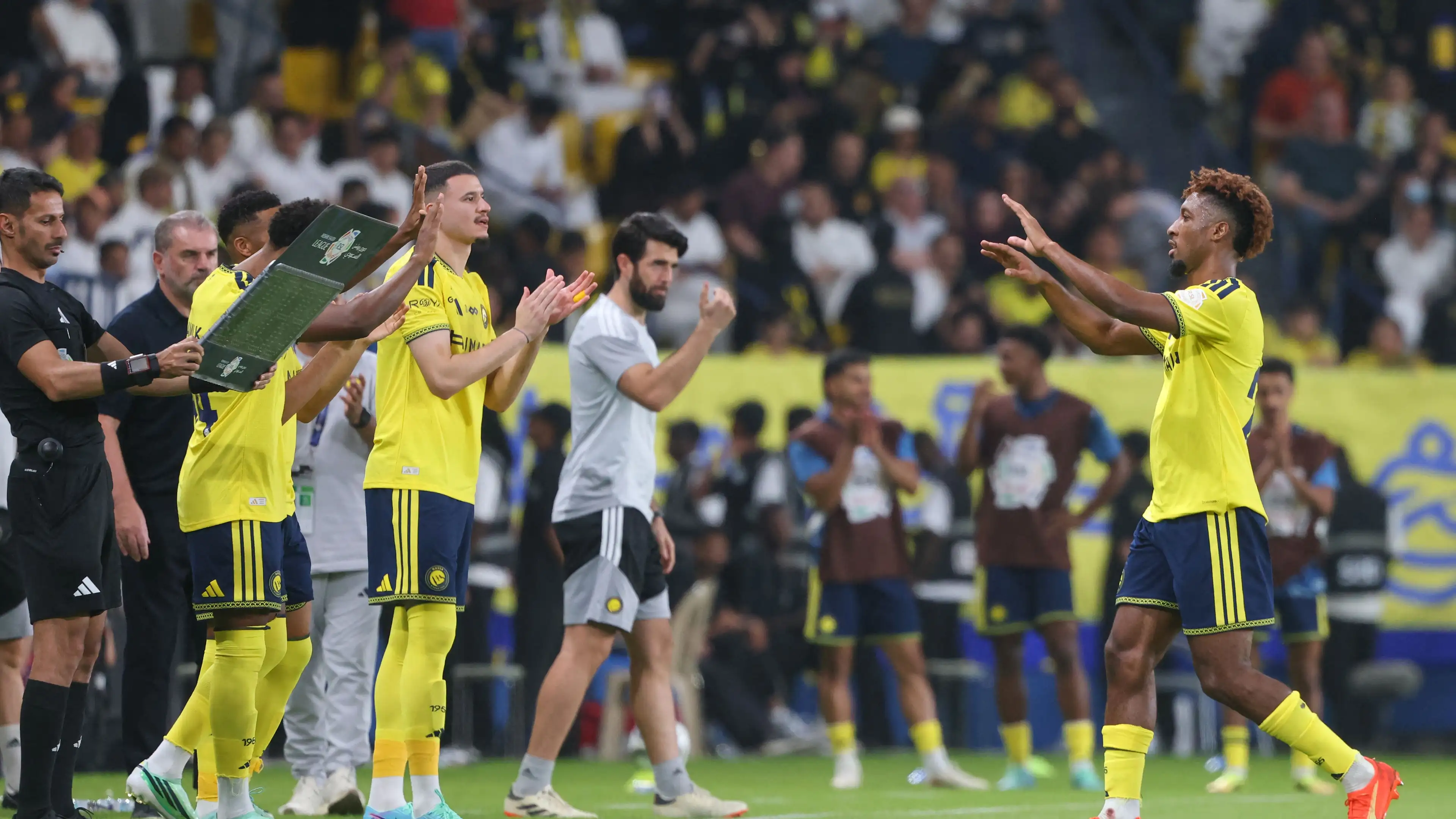Setelah tertunda satu jam akibat rudal, laga Al Nassr vs Nefchi di Asia dimulai