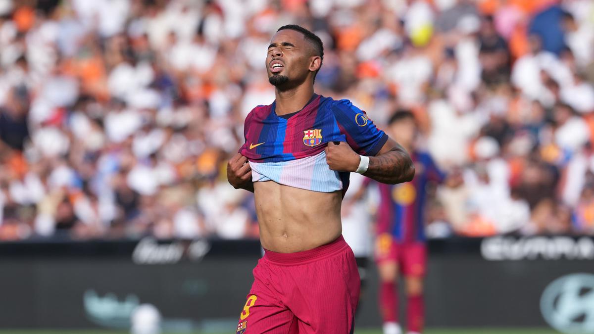 Menakar Peluang Gabriel Jesus Jadi Starter Barcelona