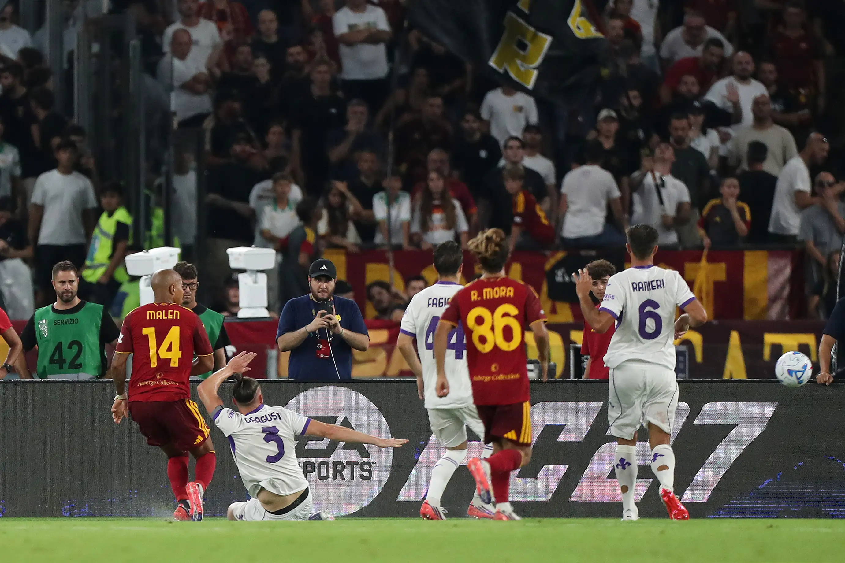 Roma-Fiorentina, protes Fiorentina atas gol pertama Malen. Marelli: "Itu pelanggaran"