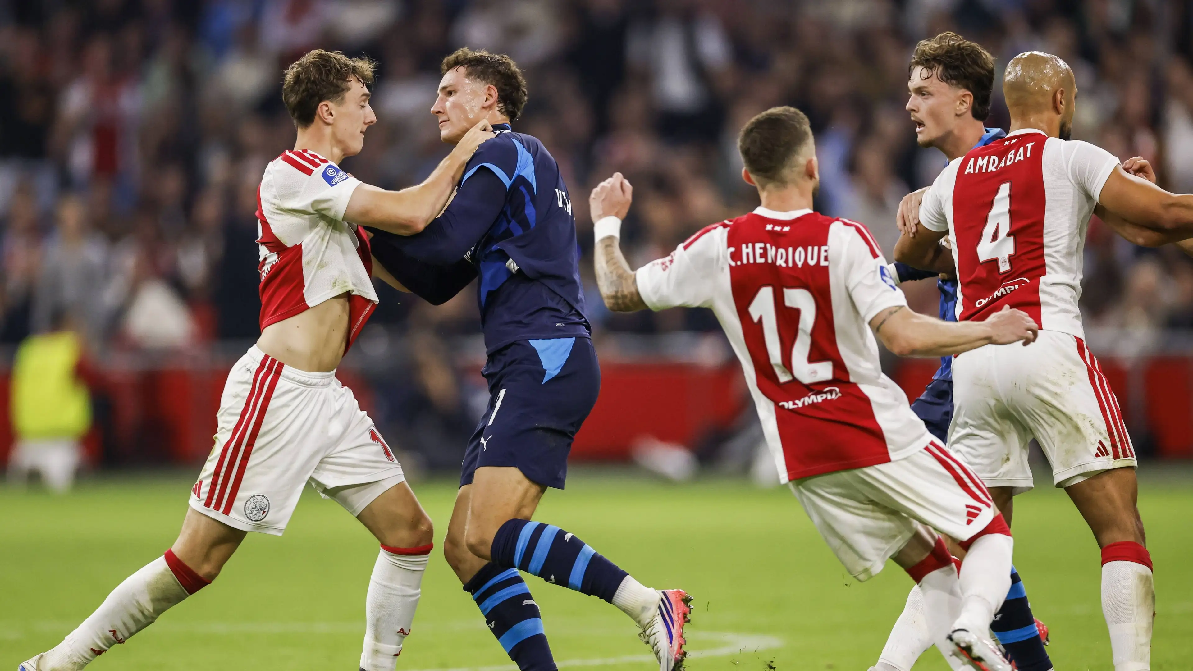 Apakah wasit membuat kesalahan demi kesalahan saat Ajax vs PSV? 6 momen kontroversial secara berurutan